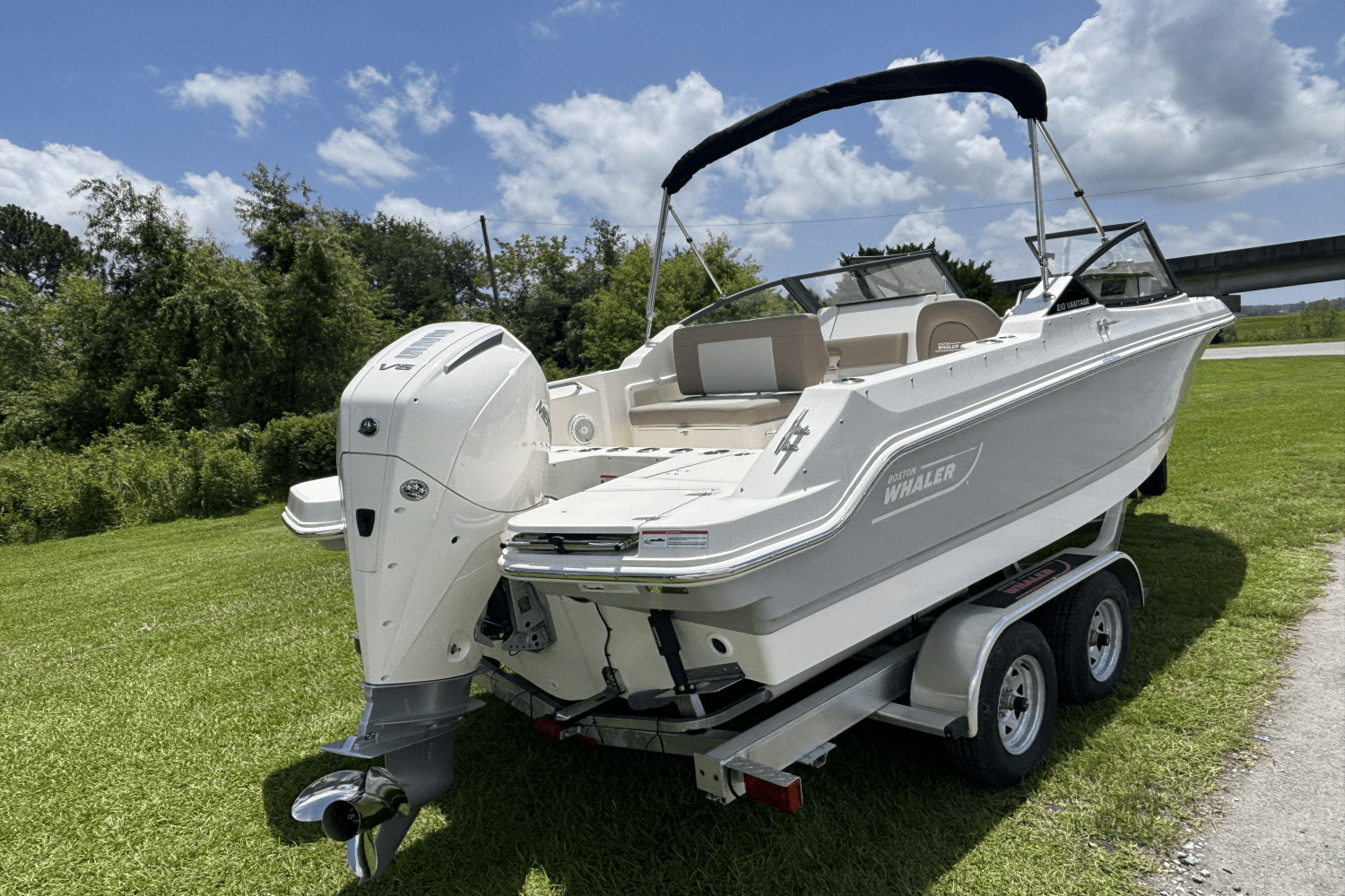 2025 Boston Whaler 210 Vantage Image Thumbnail #6