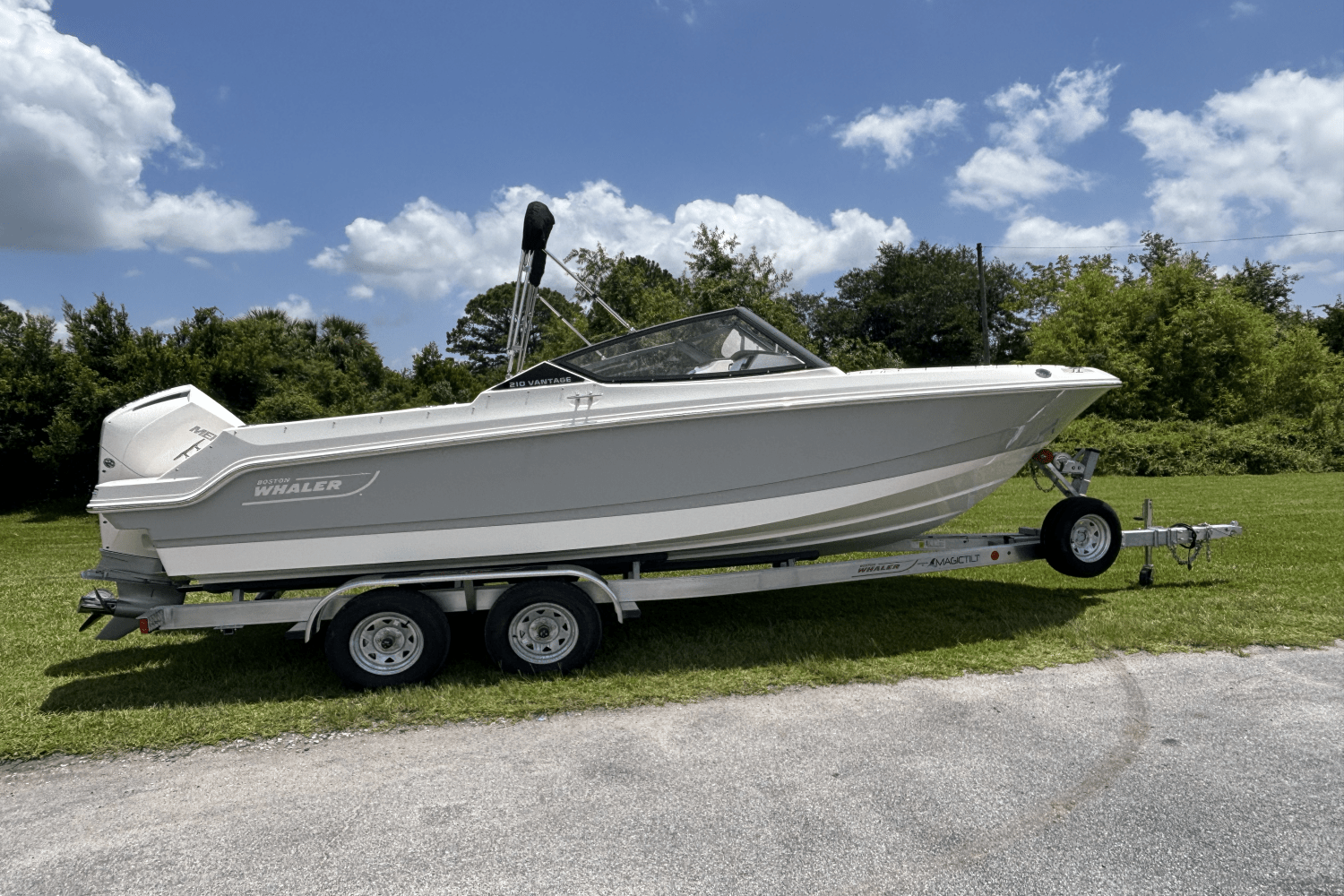 2025 Boston Whaler 210 Vantage Image Thumbnail #5