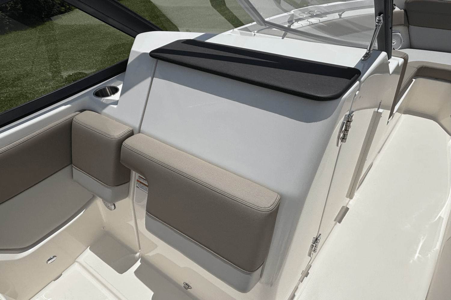 2025 Boston Whaler 210 Vantage Image Thumbnail #14