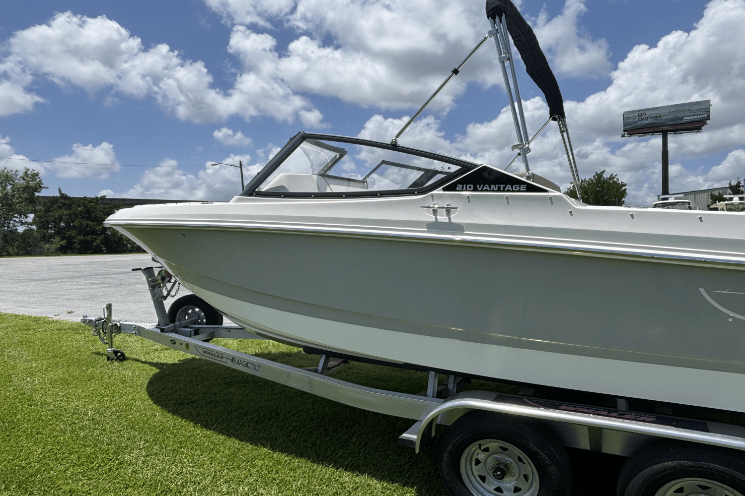 2025 Boston Whaler 210 Vantage Image Thumbnail #8