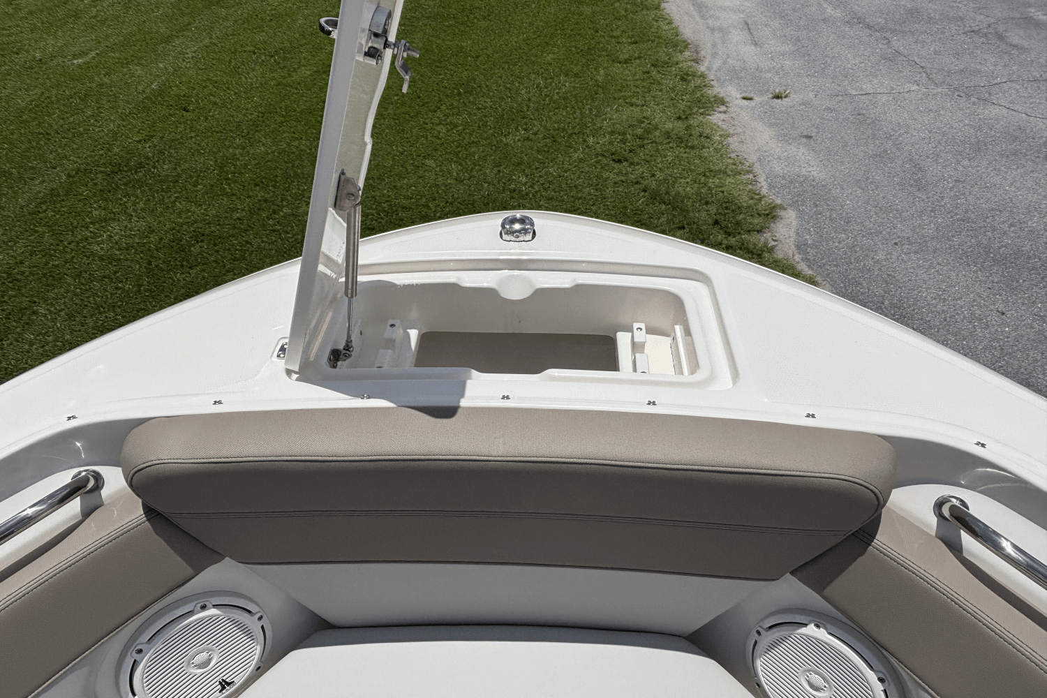 2025 Boston Whaler 210 Vantage Image Thumbnail #17