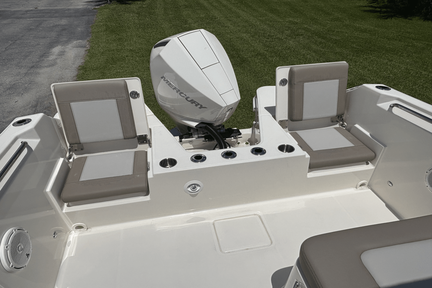 2025 Boston Whaler 210 Vantage Image Thumbnail #10