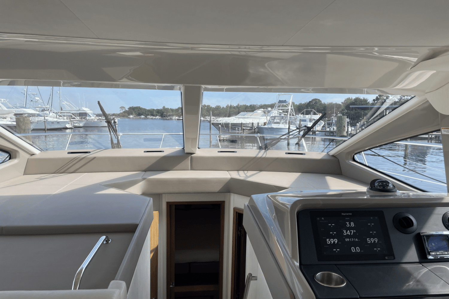 2018 Sea Ray 460 SUNDANCER Image Thumbnail #40