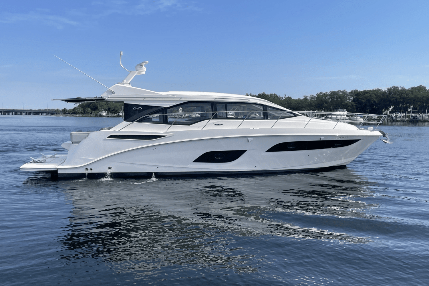 2018 Sea Ray 460 SUNDANCER Image Thumbnail #3