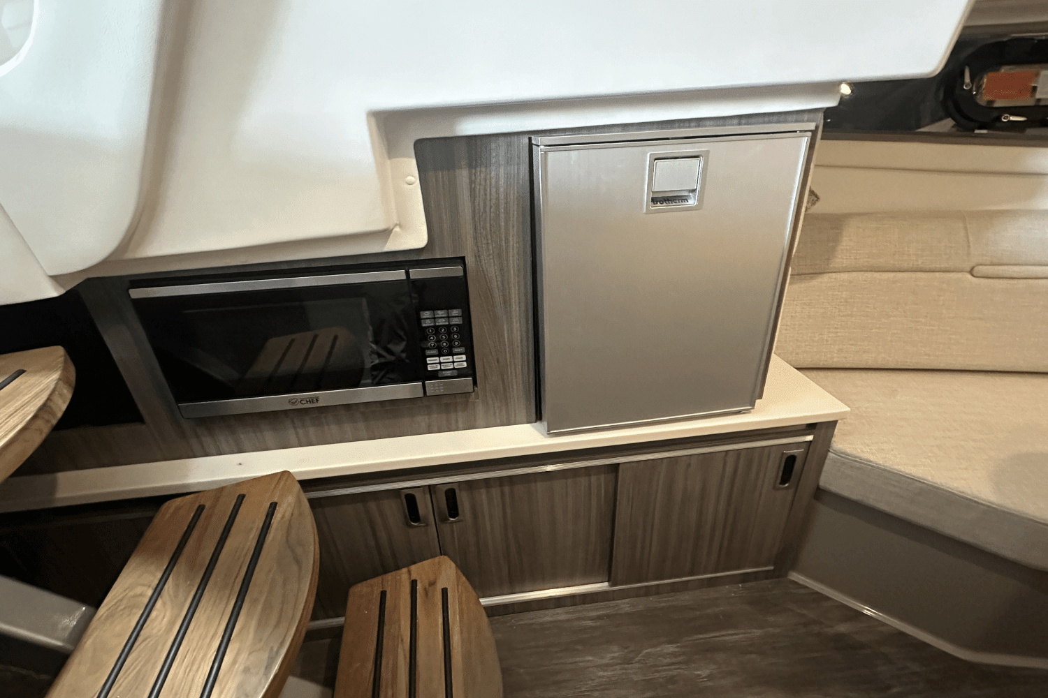 2025 Sea Ray
                                                             Sundancer 320 Image Thumbnail #20