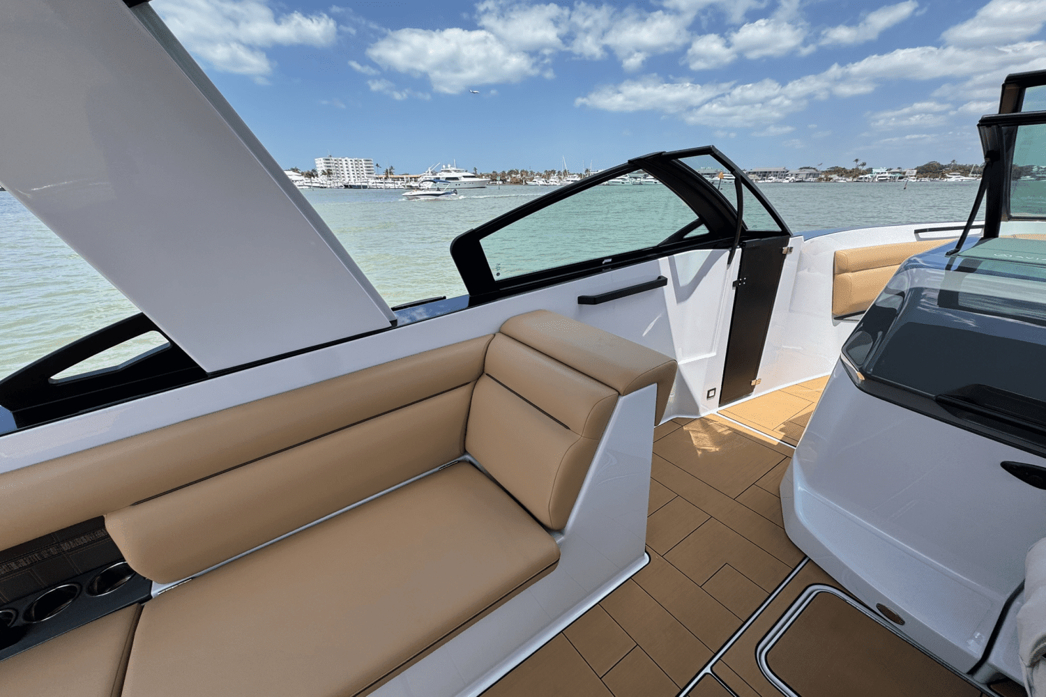 2025 Aviara AV32 Outboard Image Thumbnail #10