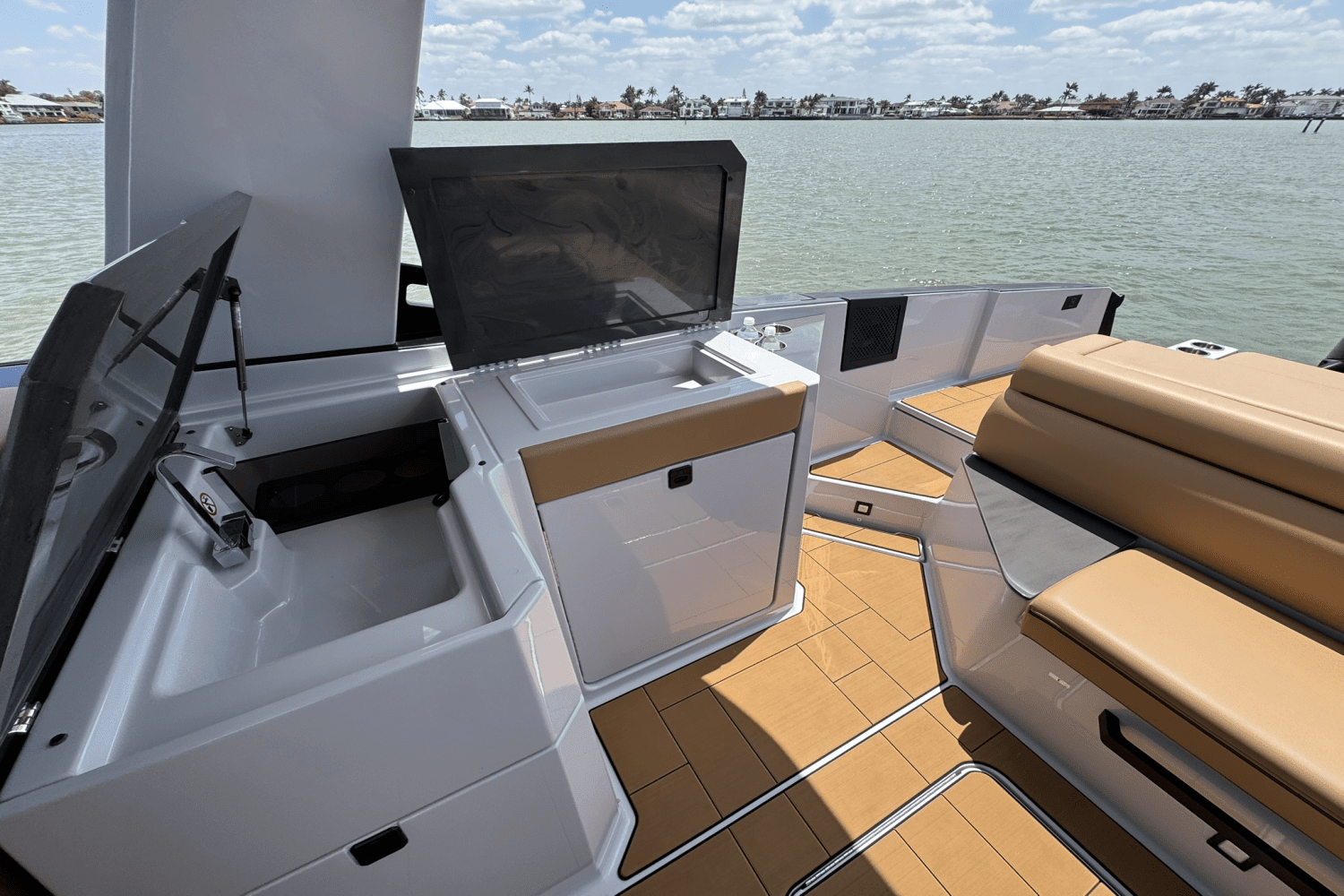2025 Aviara AV32 Outboard Image Thumbnail #13