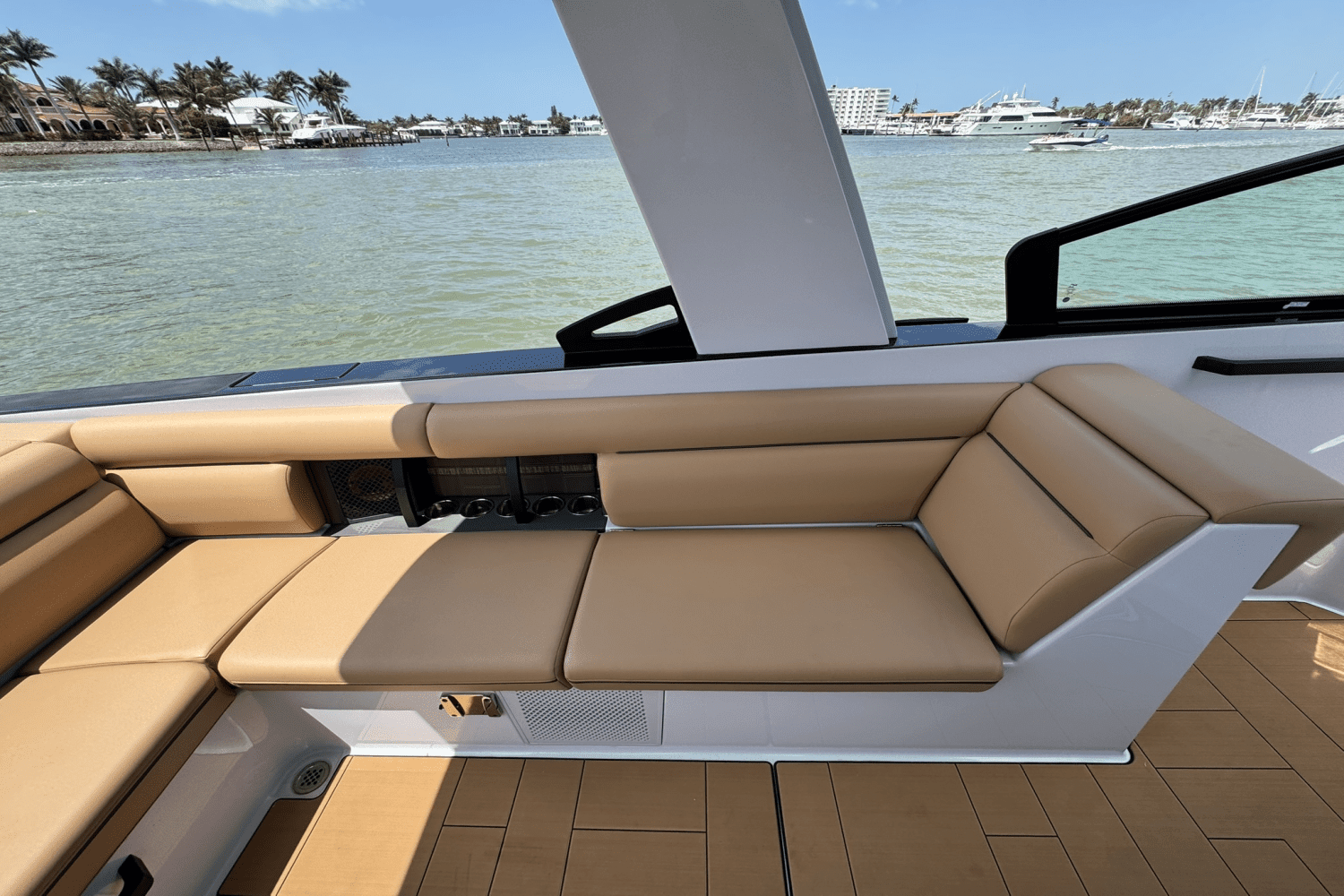 2025 Aviara AV32 Outboard Image Thumbnail #9