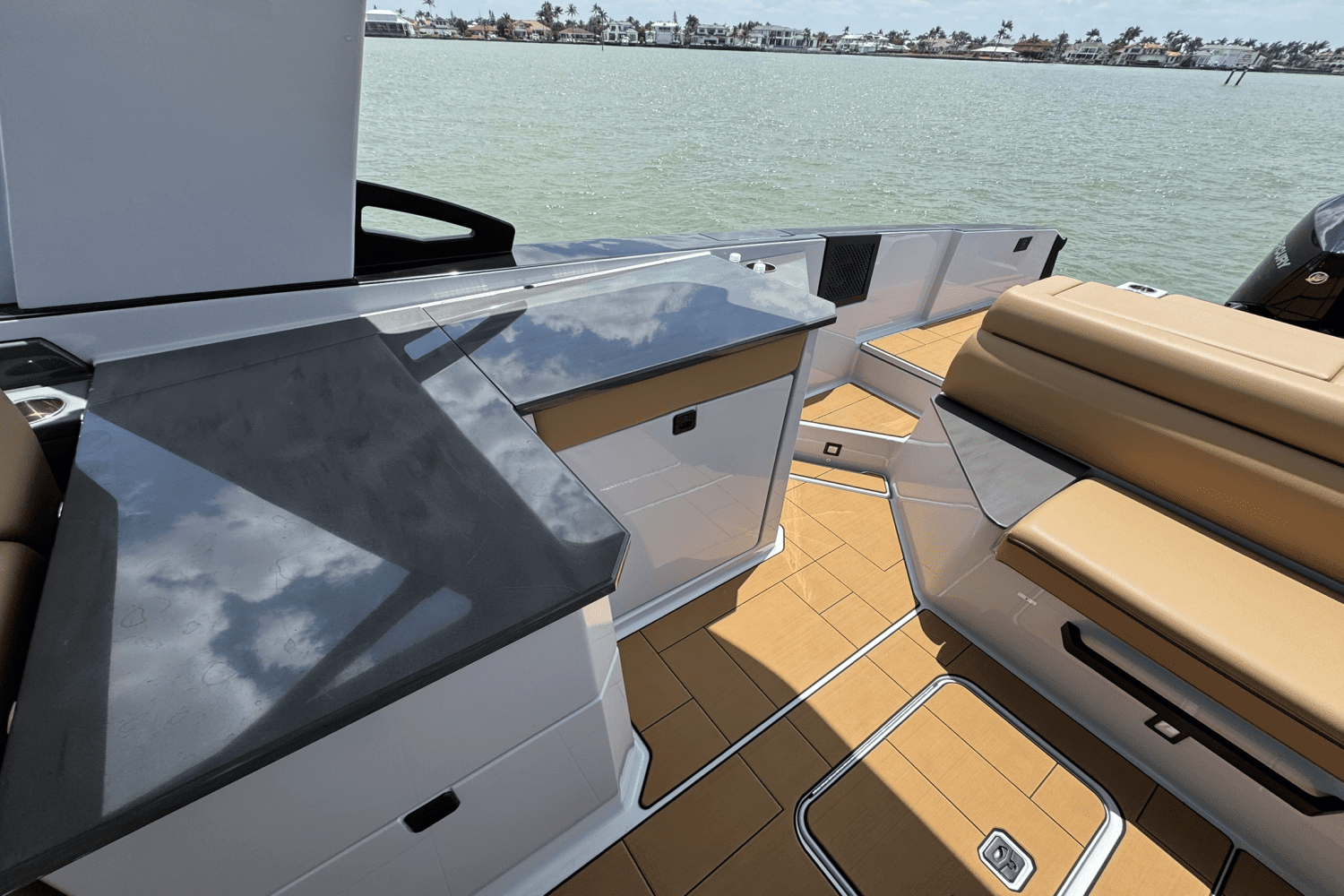 2025 Aviara AV32 Outboard Image Thumbnail #12