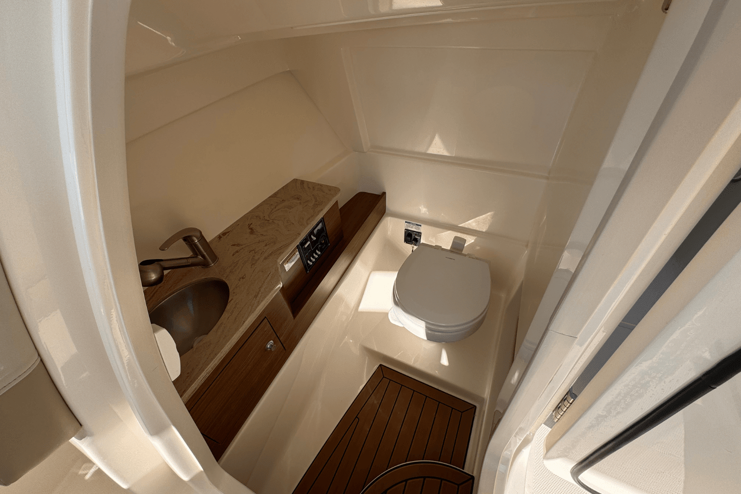 2025 Boston Whaler 280 Vantage Image Thumbnail #17