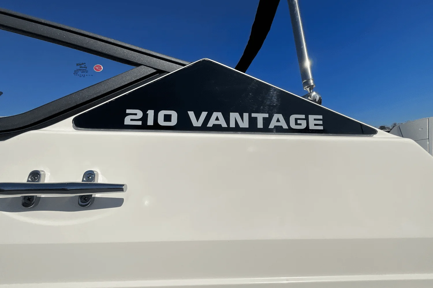 2025 Boston Whaler 210 Vantage Image Thumbnail #3