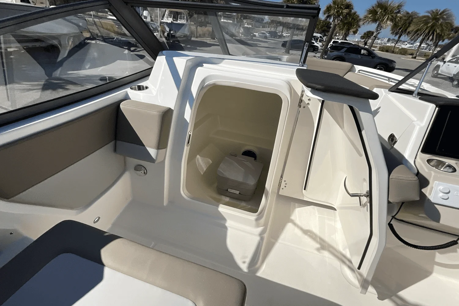 2025 Boston Whaler 210 Vantage Image Thumbnail #17