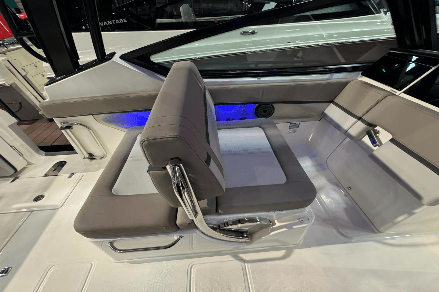 2025 Boston Whaler 280 Vantage Image Thumbnail #11