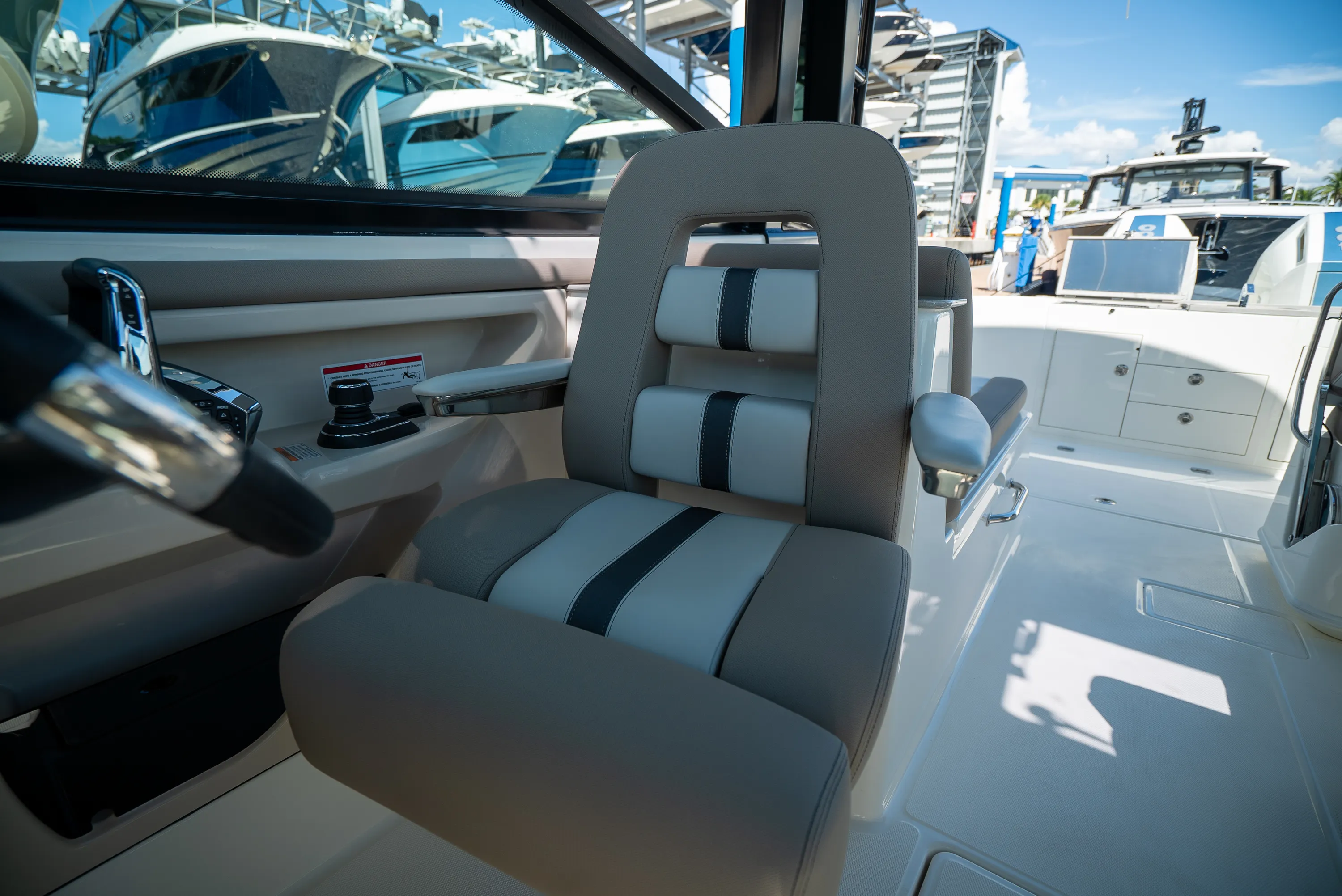 2026 Boston Whaler 330 Vantage Image Thumbnail #14
