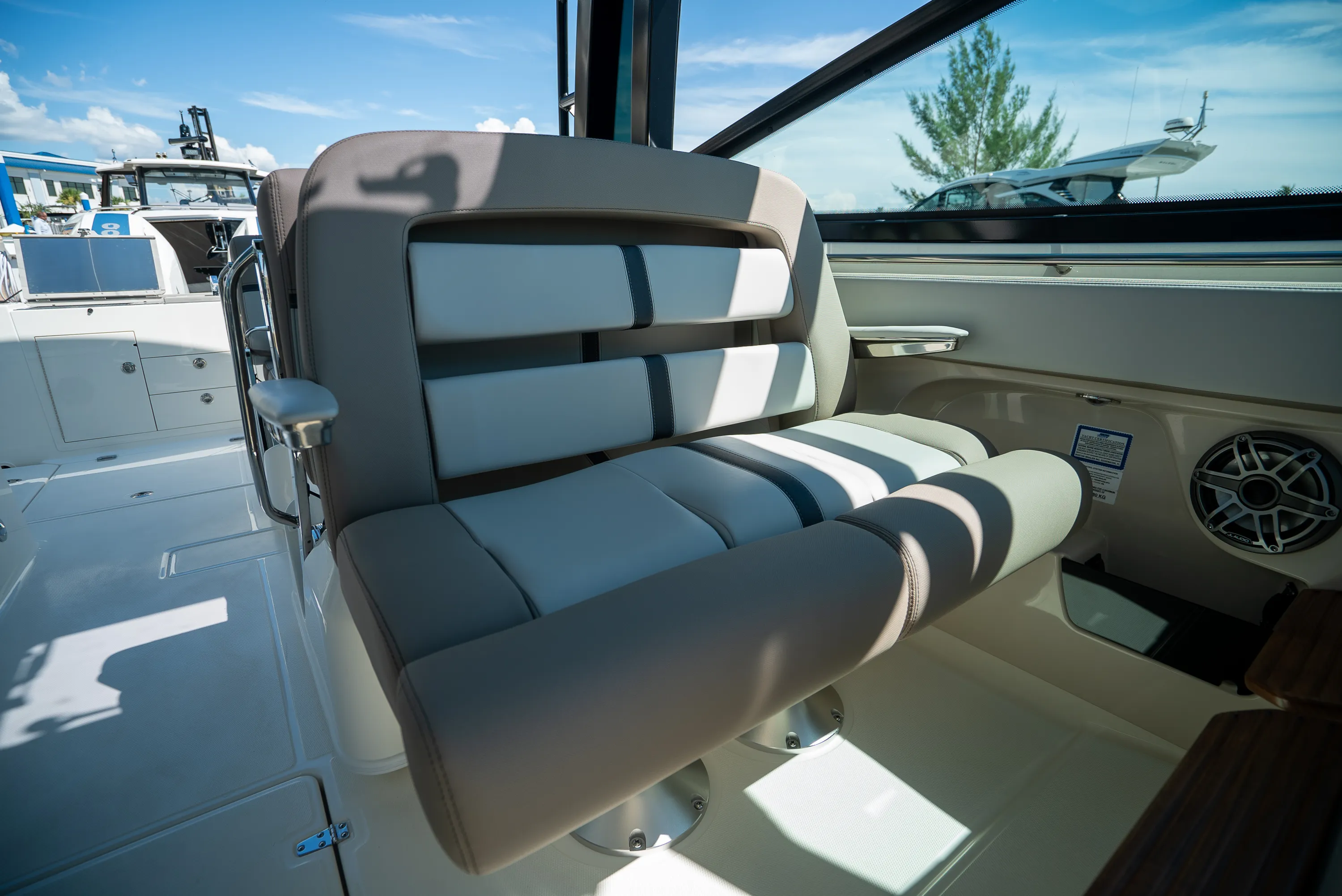 2026 Boston Whaler 330 Vantage Image Thumbnail #12
