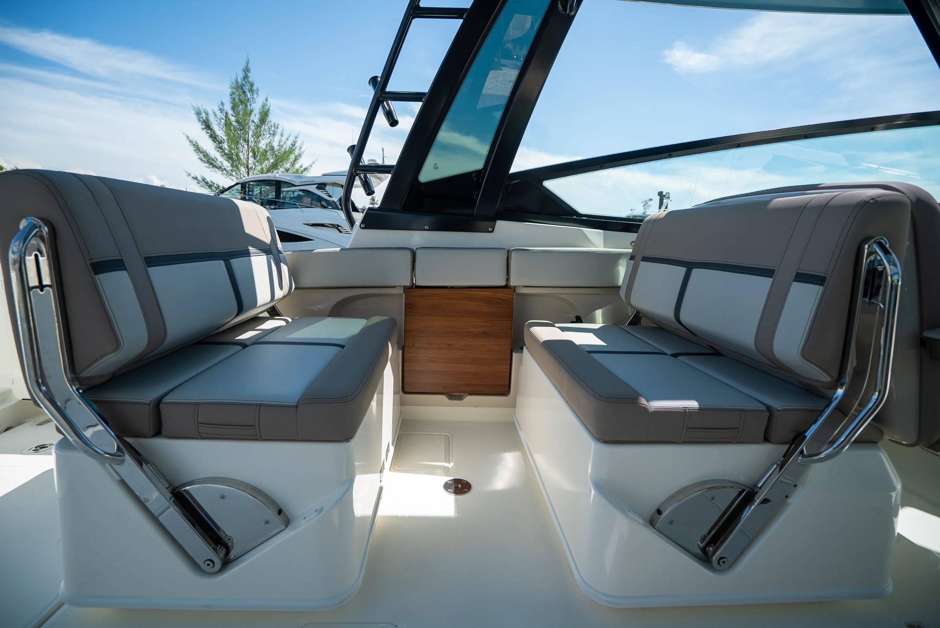 2026 Boston Whaler 330 Vantage Image Thumbnail #9