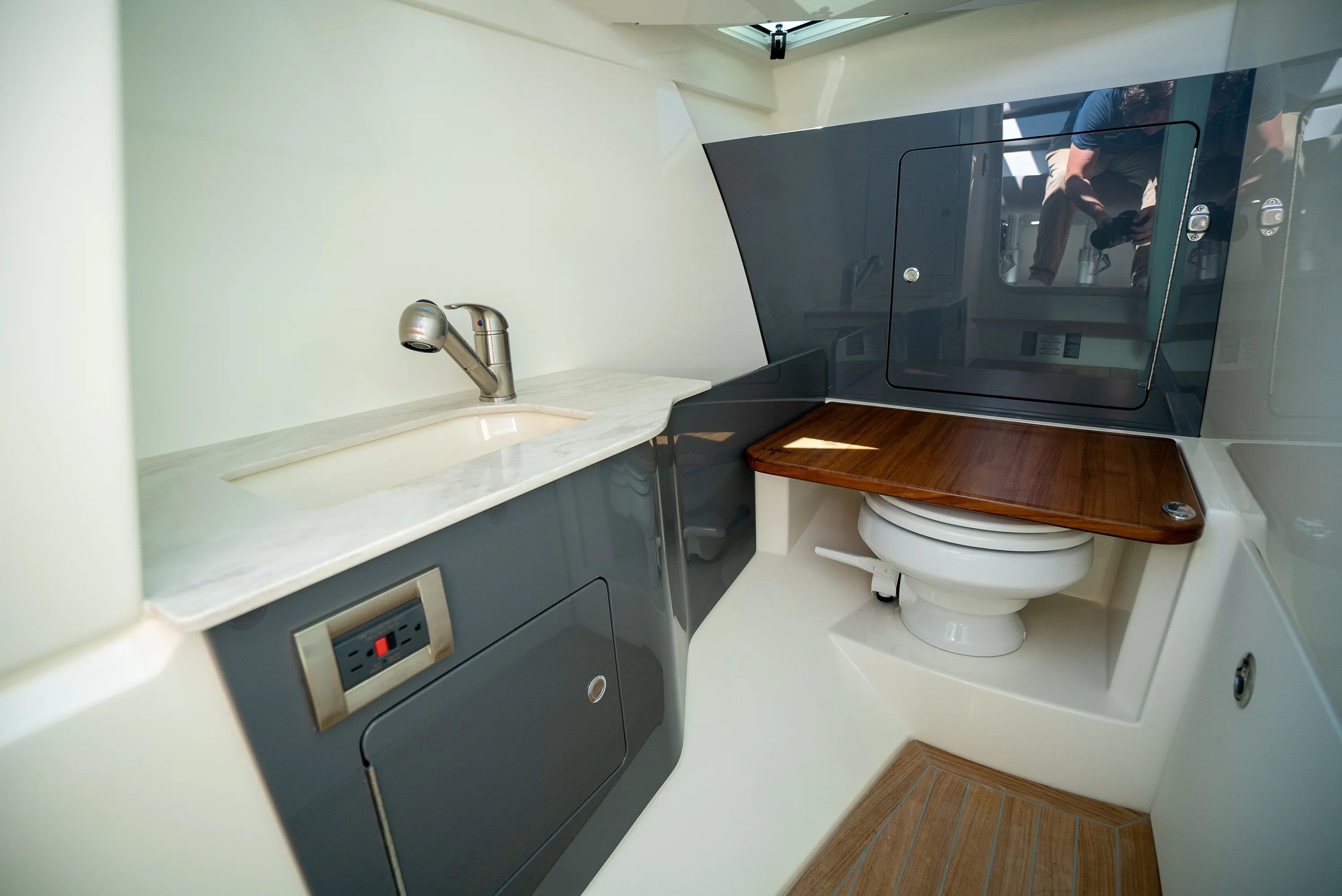 2026 Boston Whaler 330 Vantage Image Thumbnail #18