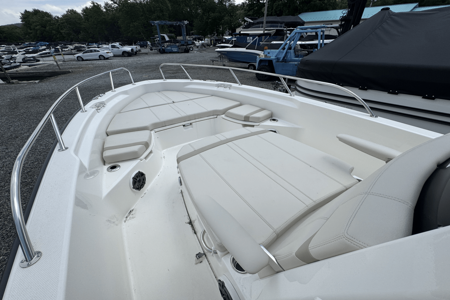 2025 Boston Whaler 250 Dauntless Image Thumbnail #16