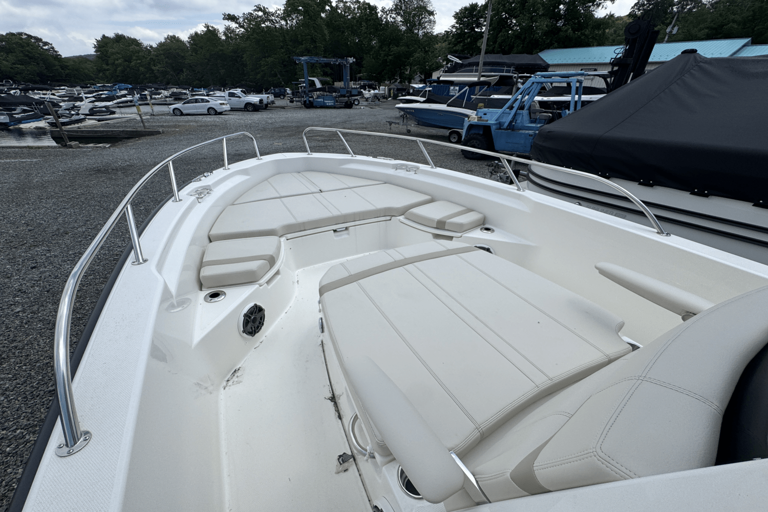 2025 Boston Whaler 250 Dauntless Image Thumbnail #15
