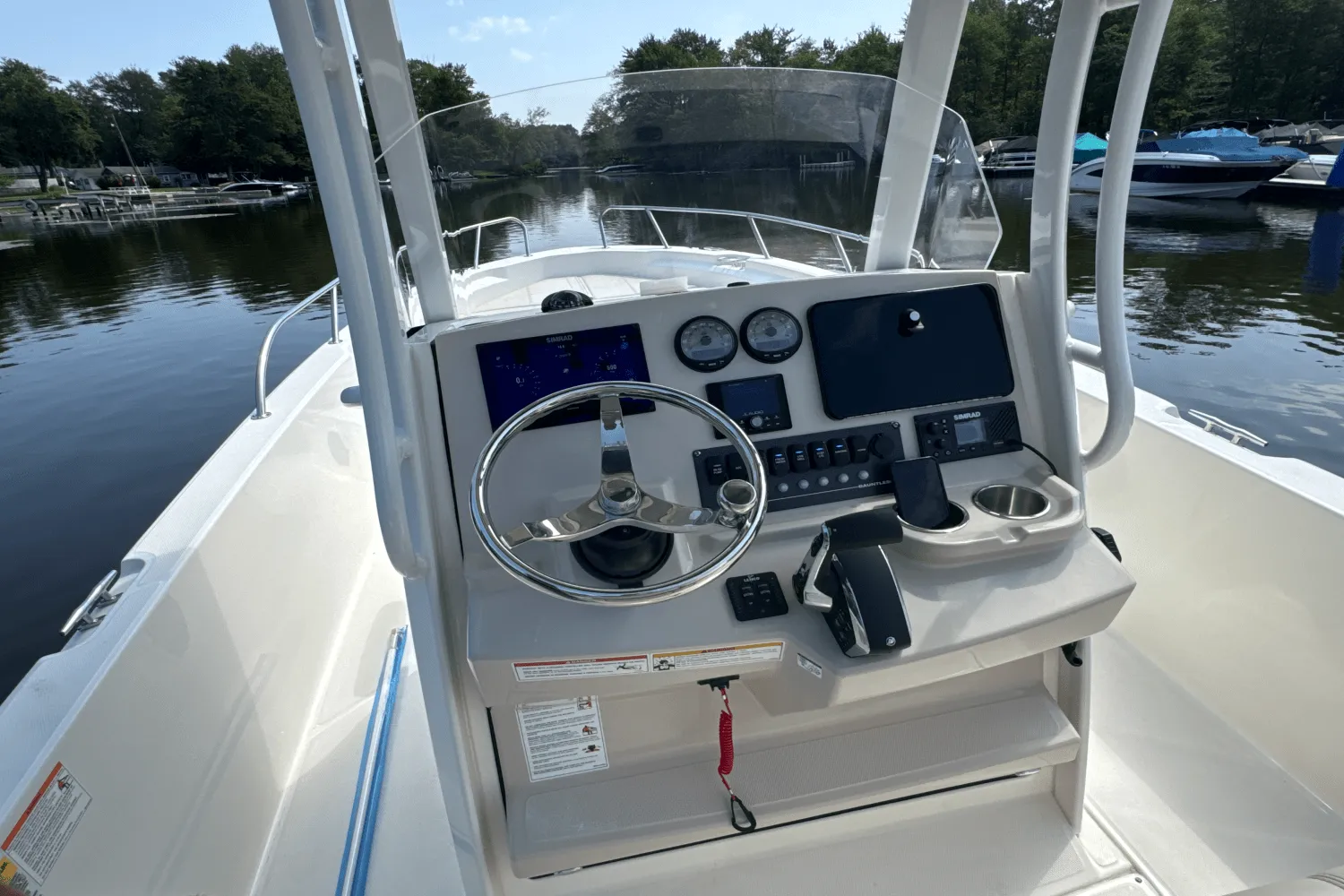 2025 Boston Whaler 250 Dauntless Image Thumbnail #12