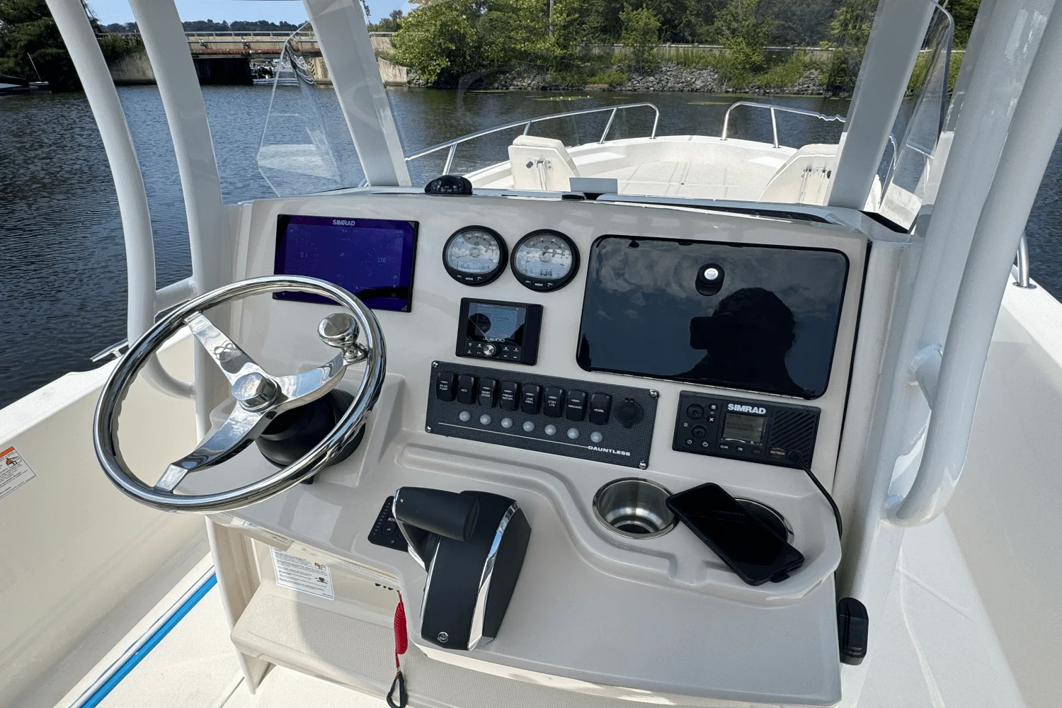 2025 Boston Whaler 250 Dauntless Image Thumbnail #11