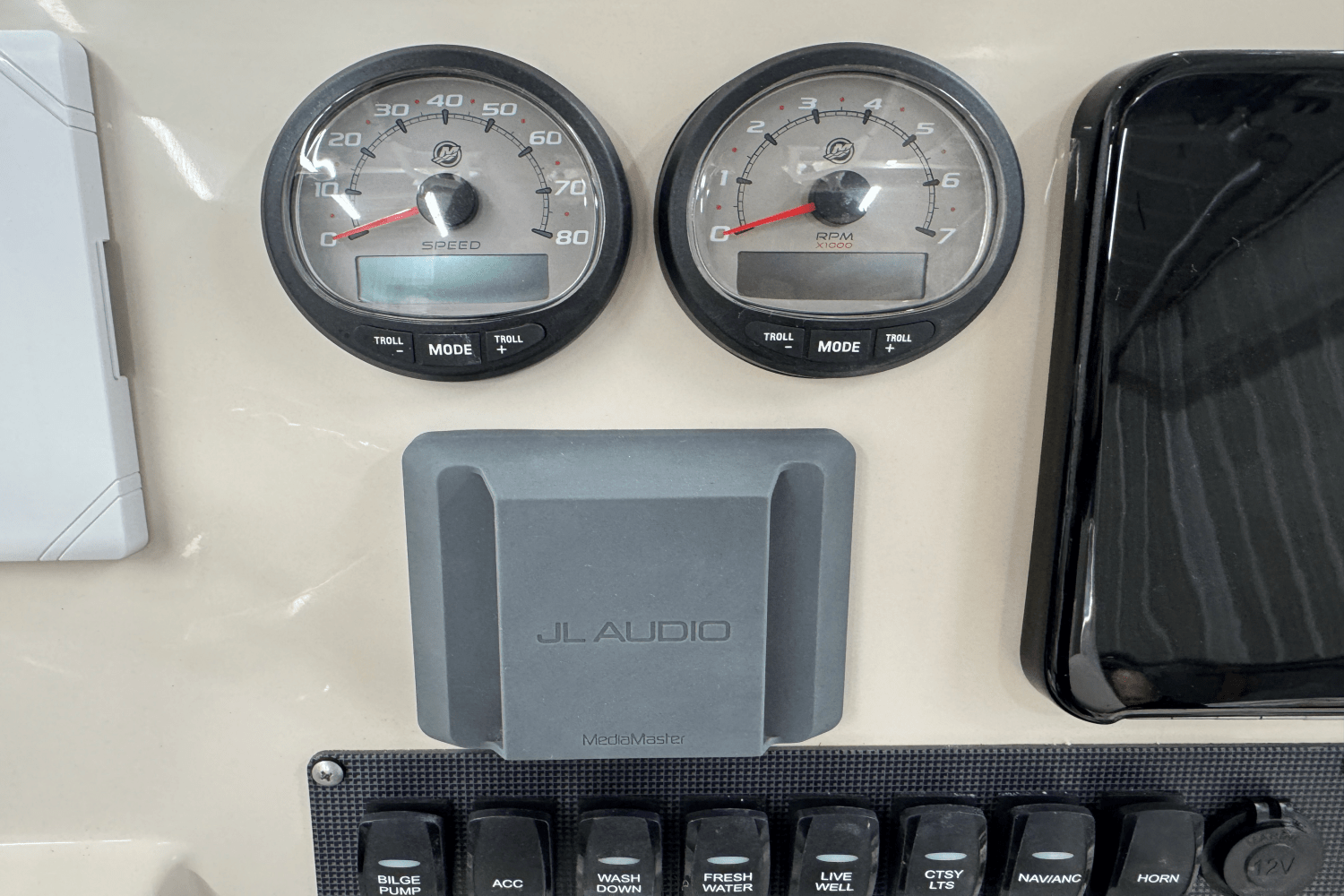 2025 Boston Whaler 250 Dauntless Image Thumbnail #13