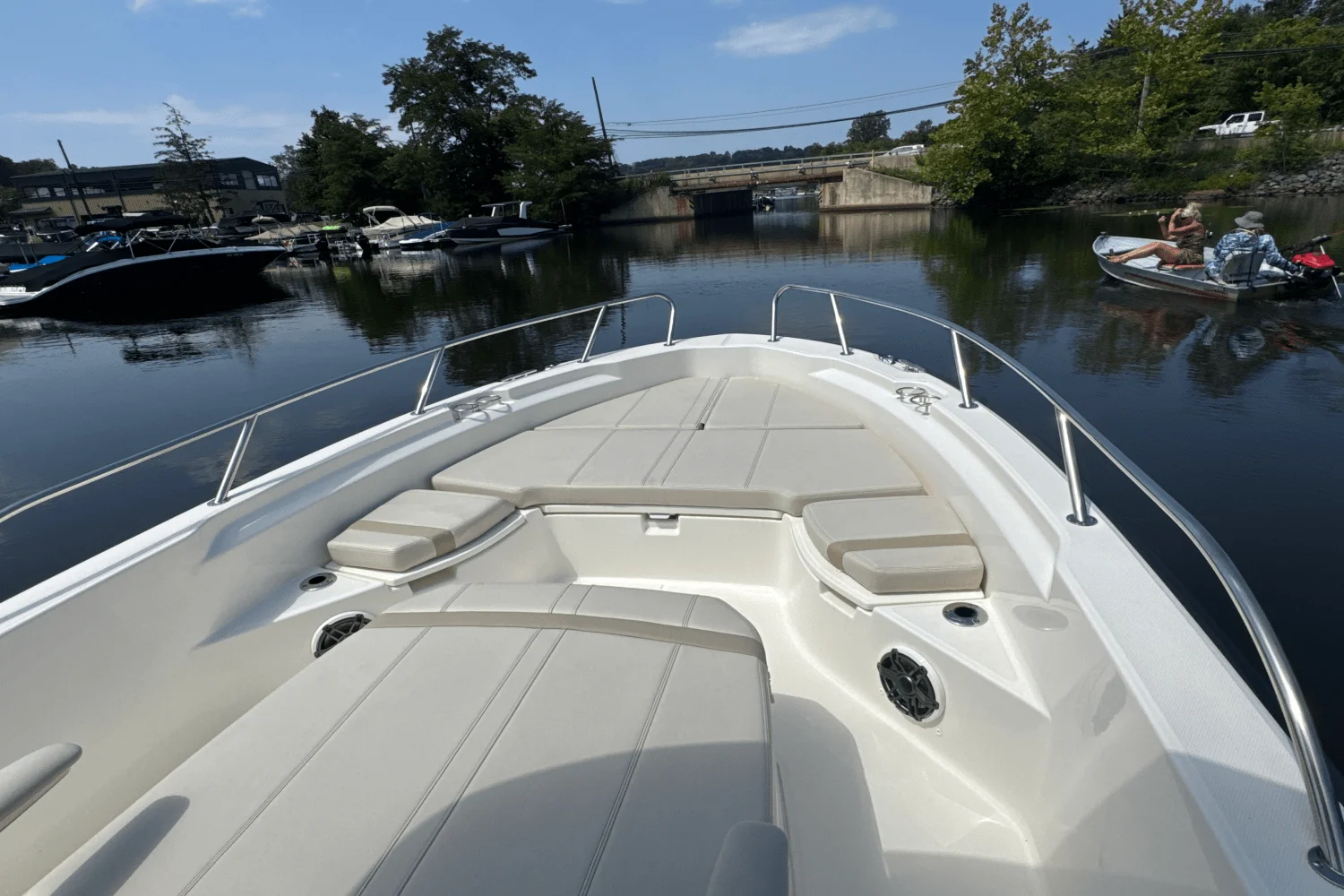 2025 Boston Whaler 250 Dauntless Image Thumbnail #7