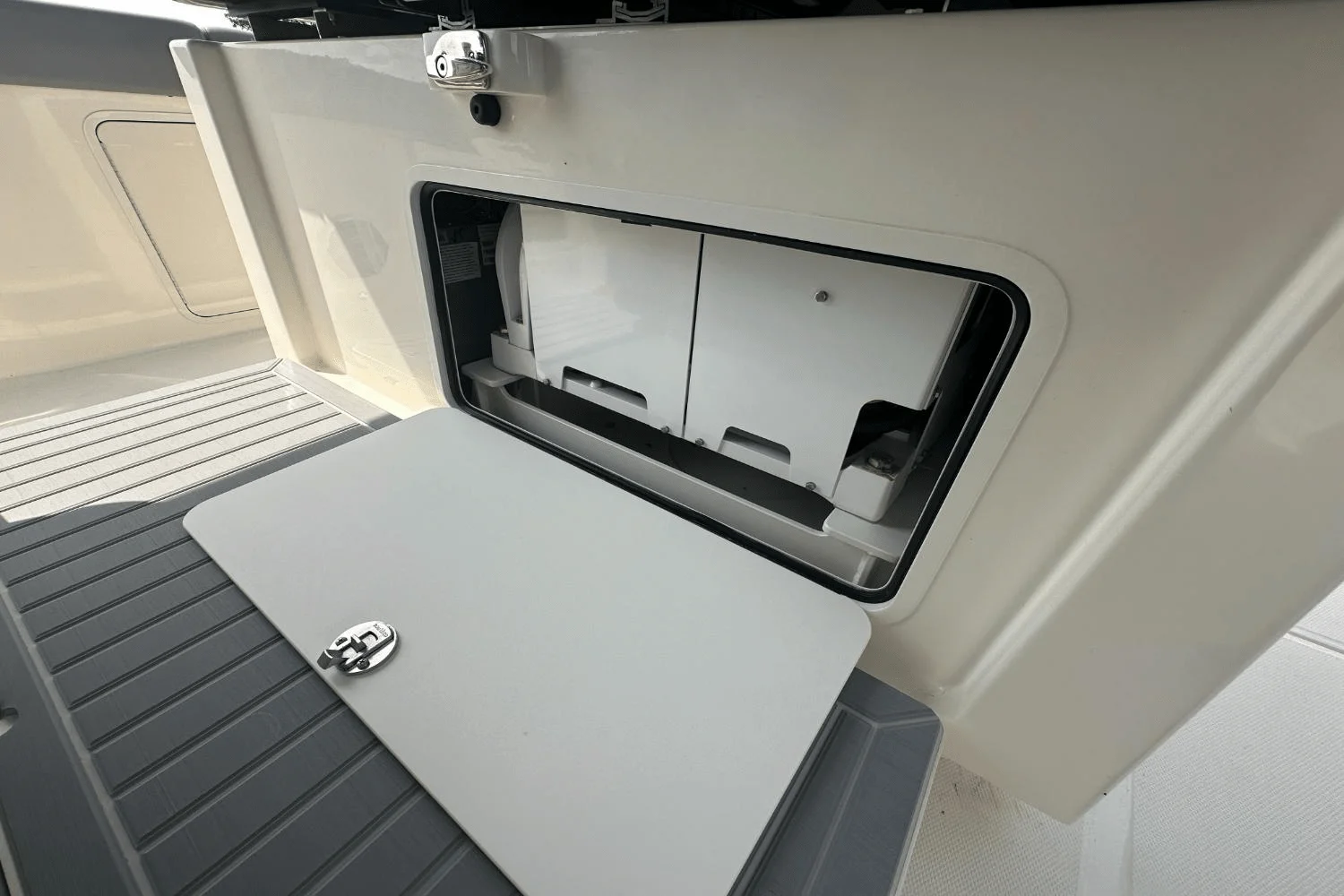 2025 Boston Whaler 360 Outrage Image Thumbnail #37