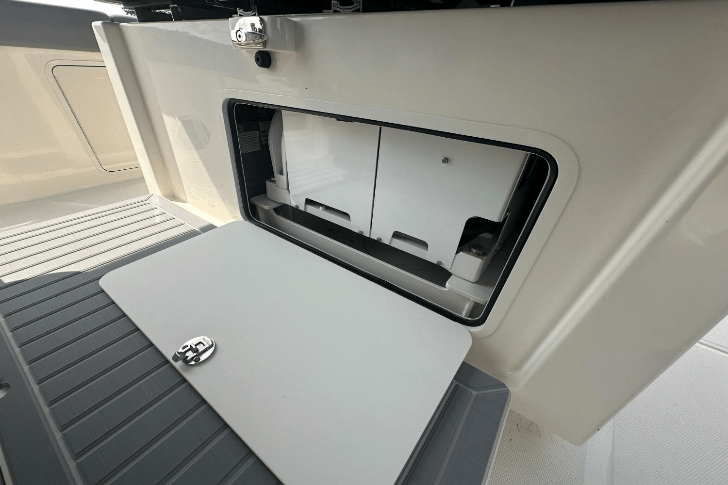 2025 Boston Whaler 360 Outrage Image Thumbnail #24