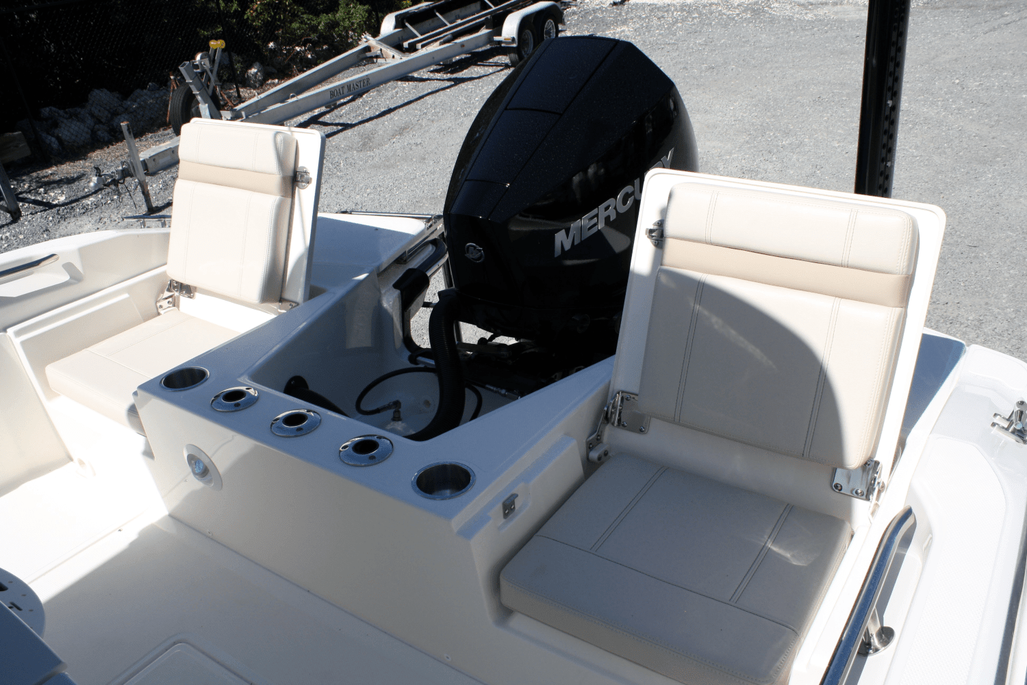 2025 Boston Whaler 220 Dauntless Image Thumbnail #10