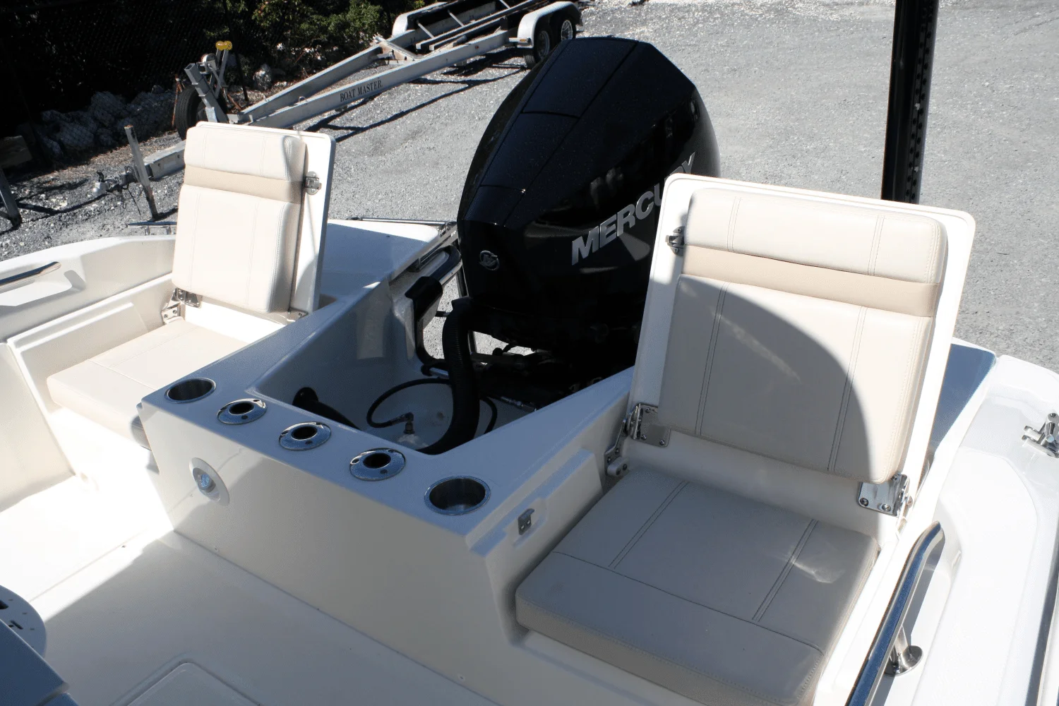 2025 Boston Whaler 220 Dauntless Image Thumbnail #10