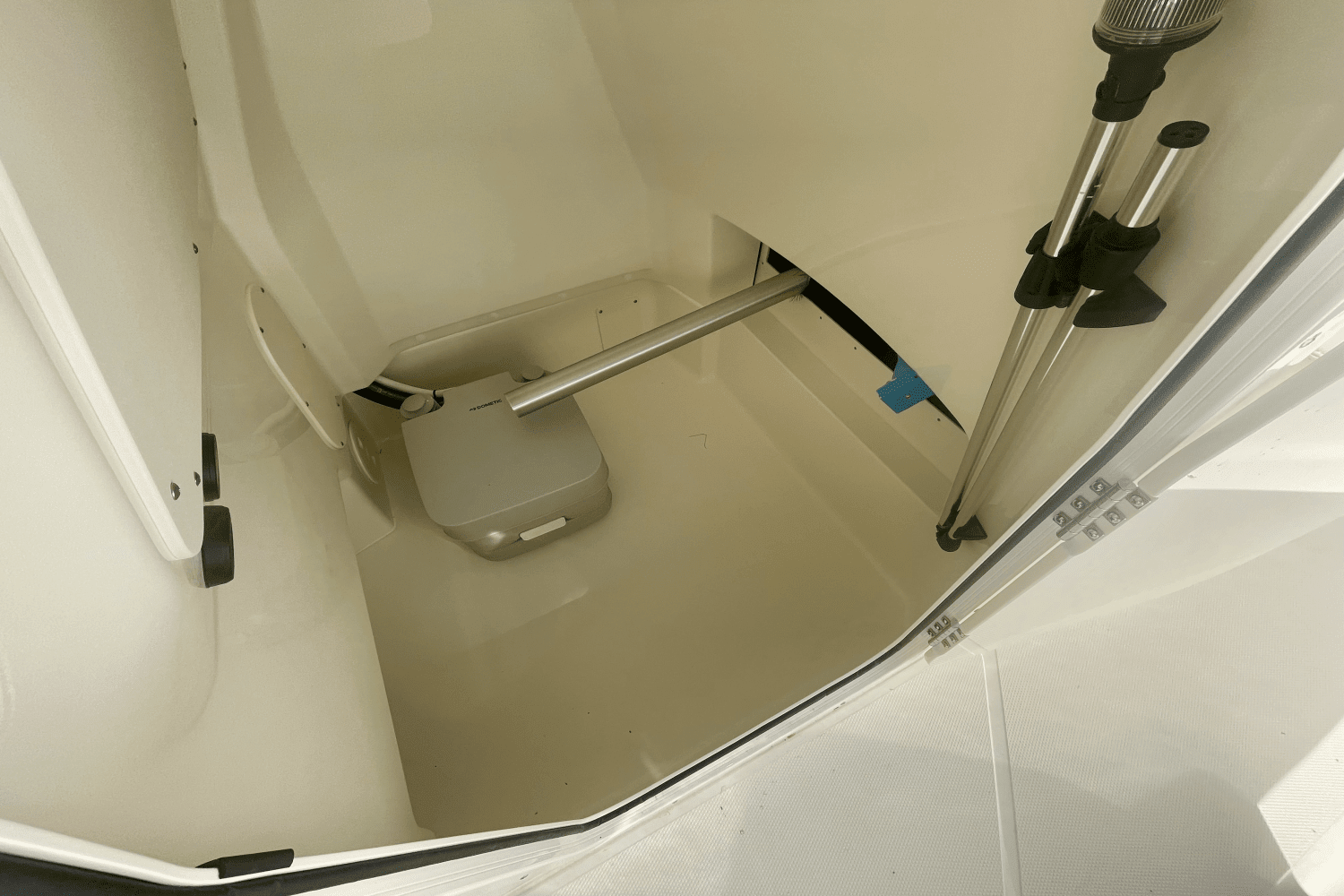 2025 Boston Whaler 220 Dauntless Image Thumbnail #9
