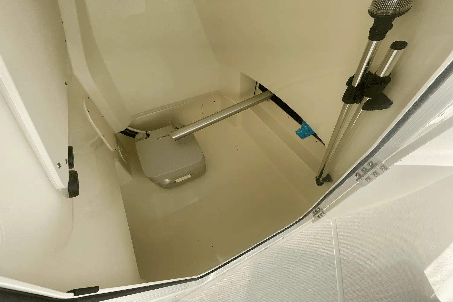 2025 Boston Whaler 220 Dauntless Image Thumbnail #9