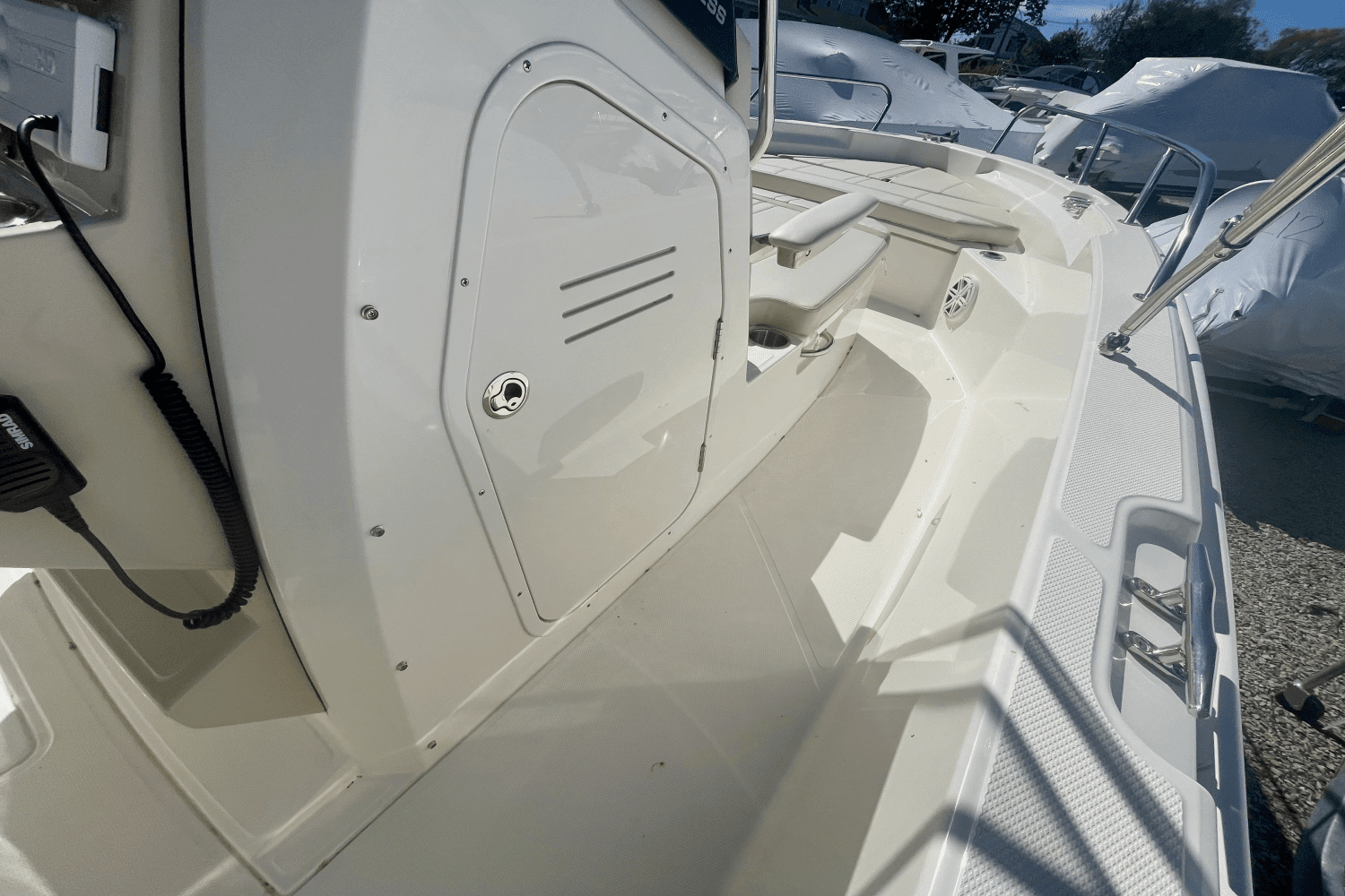 2025 Boston Whaler 220 Dauntless Image Thumbnail #8