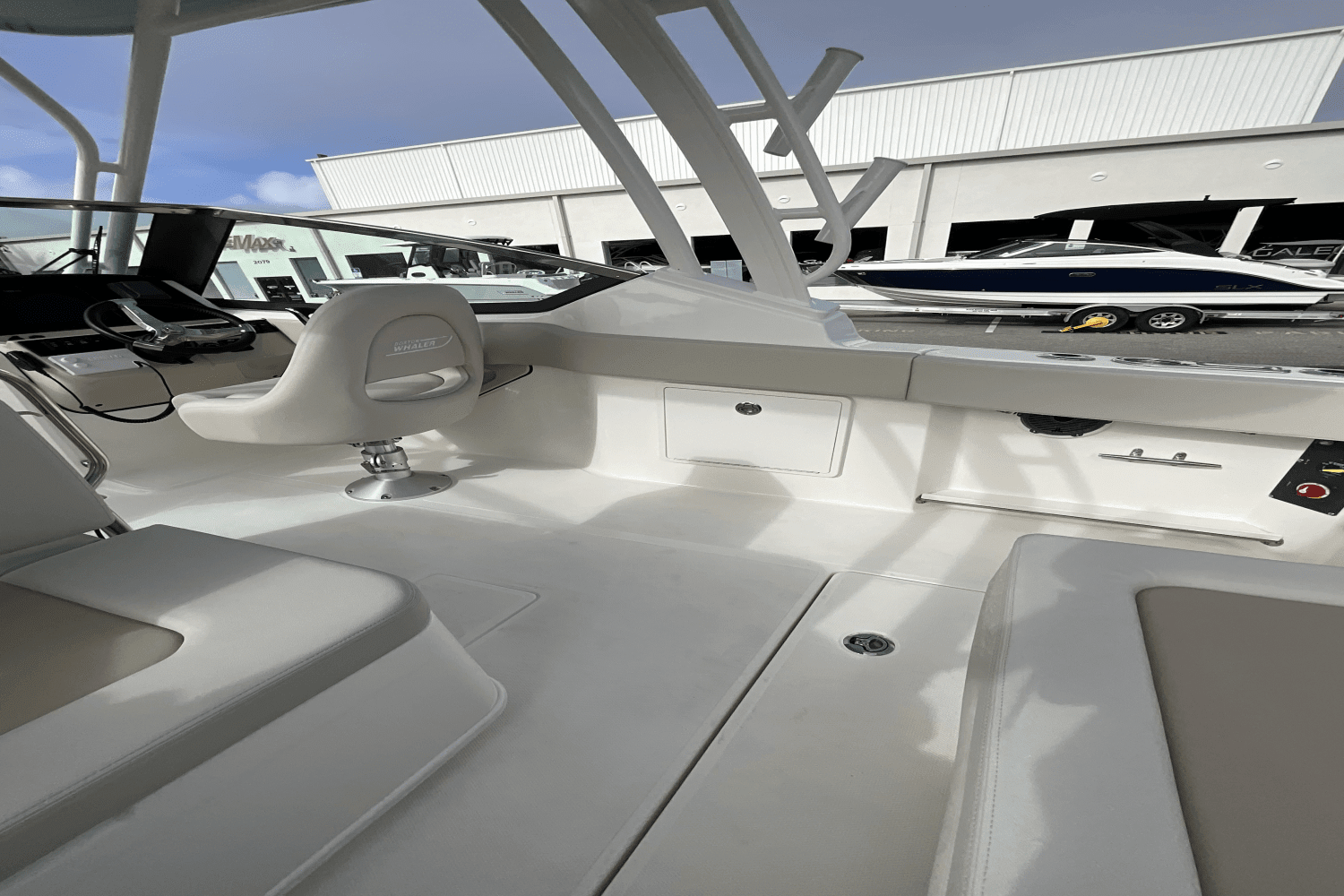 2025 Boston Whaler 240 Vantage Image Thumbnail #9