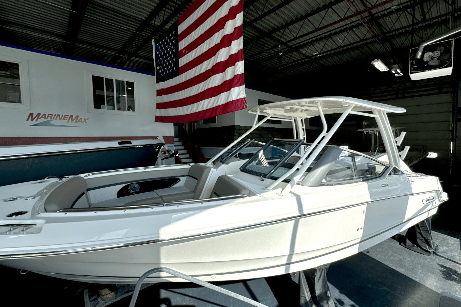 2025 Boston Whaler 240 Vantage Image Thumbnail #3