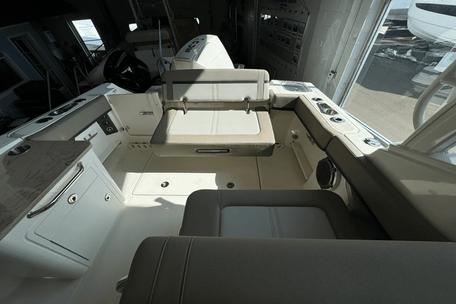 2025 Boston Whaler 240 Vantage Image Thumbnail #16