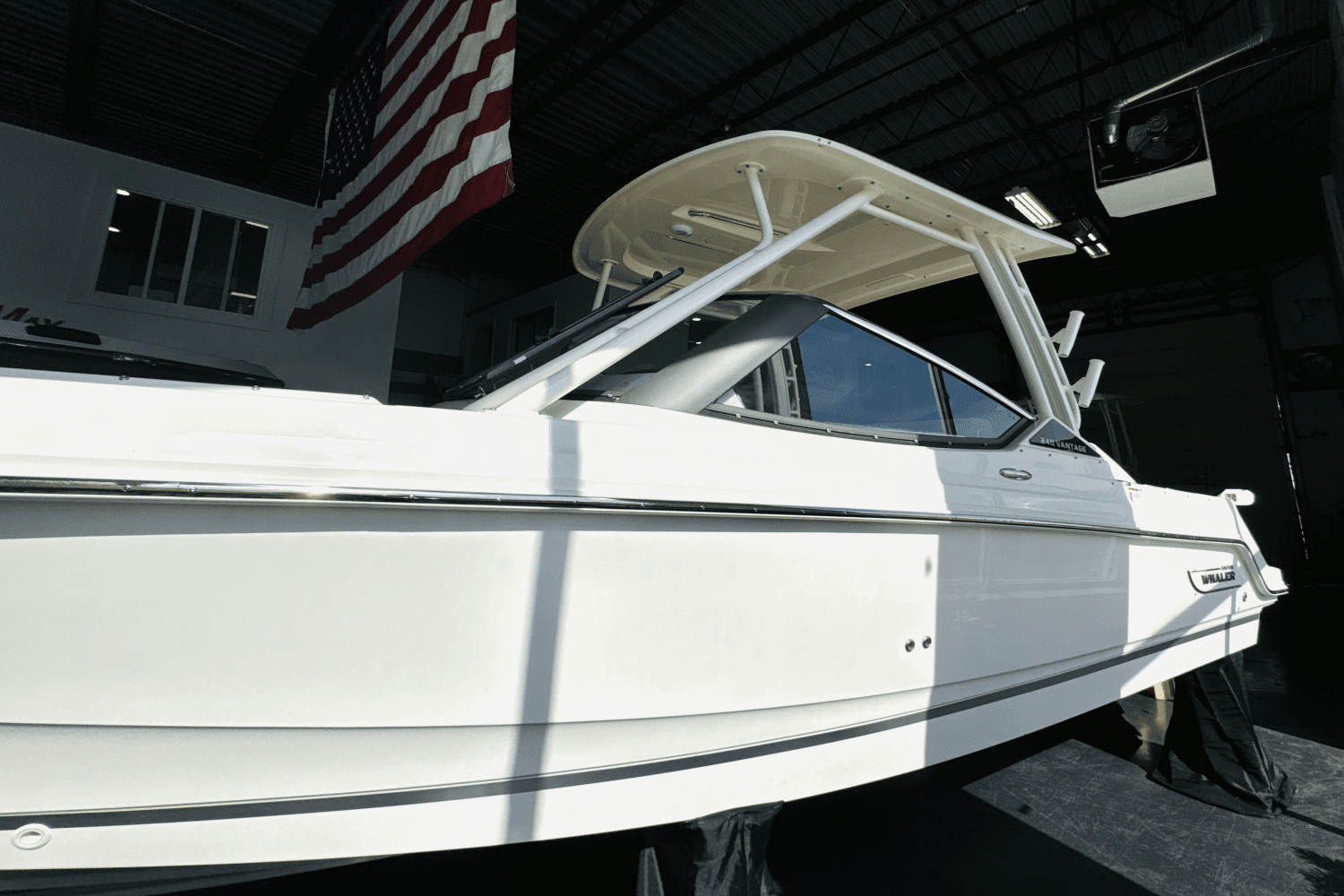 2025 Boston Whaler 240 Vantage Image Thumbnail #4