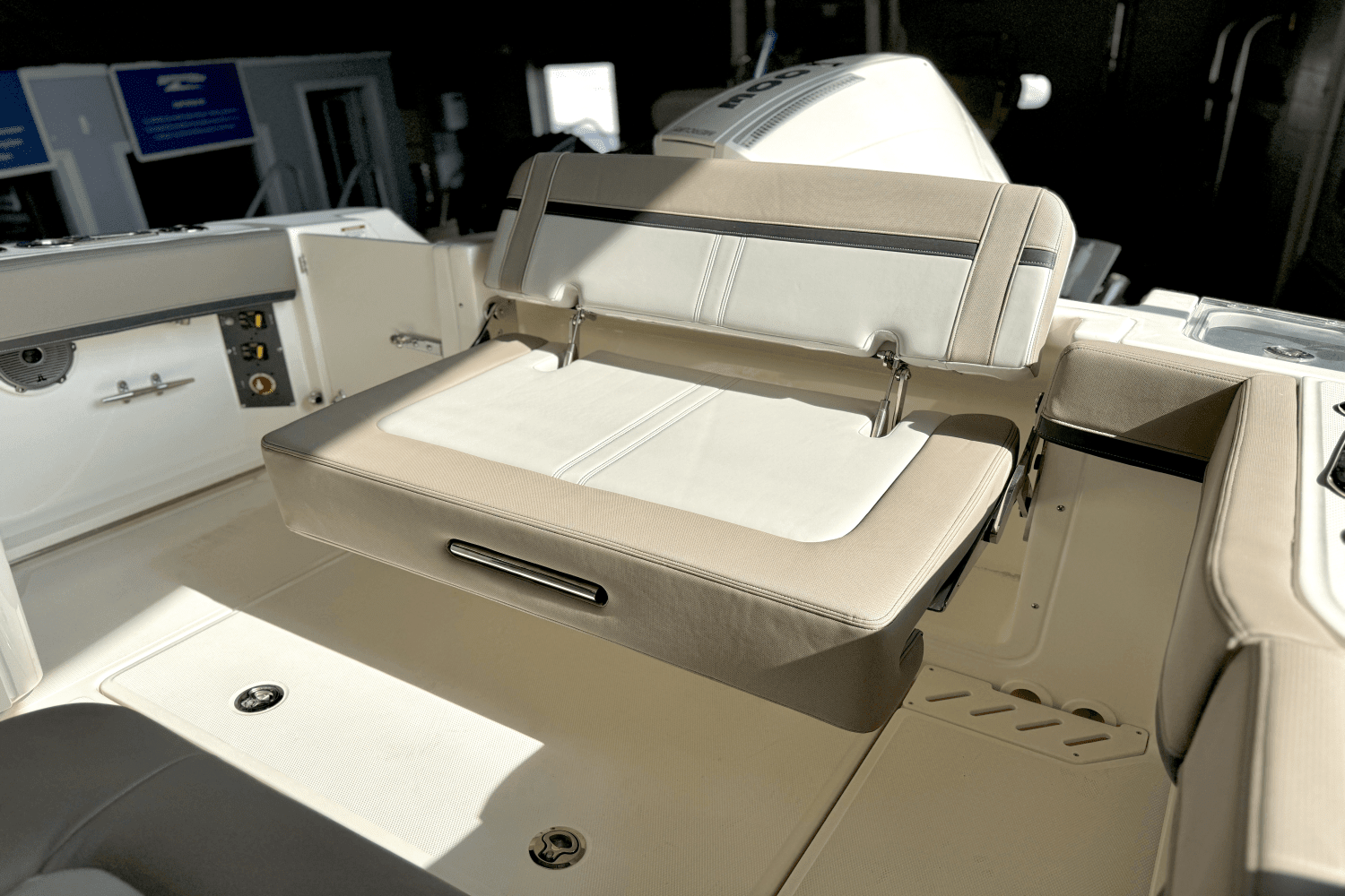 2025 Boston Whaler 240 Vantage Image Thumbnail #14