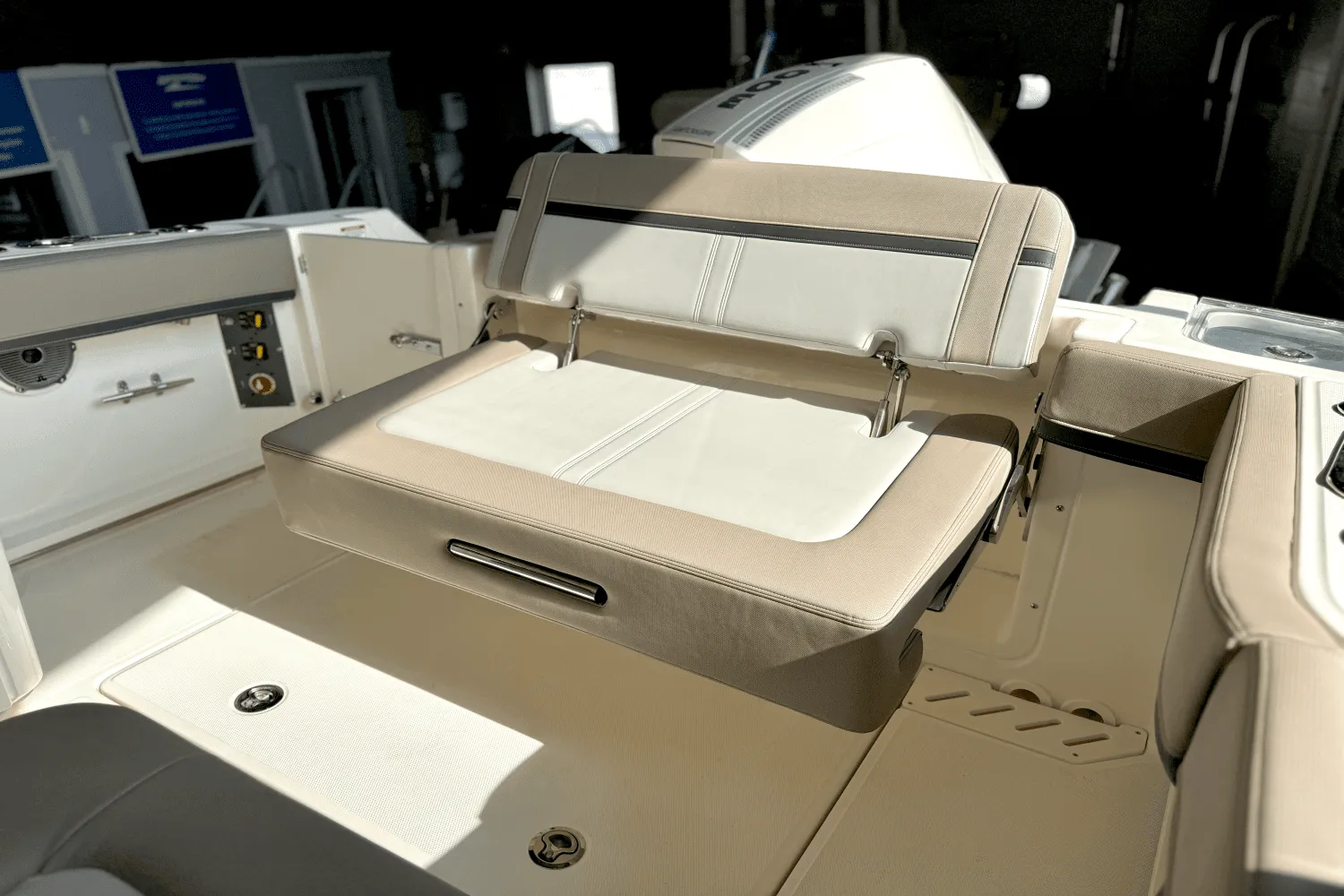 2025 Boston Whaler 240 Vantage Image Thumbnail #14
