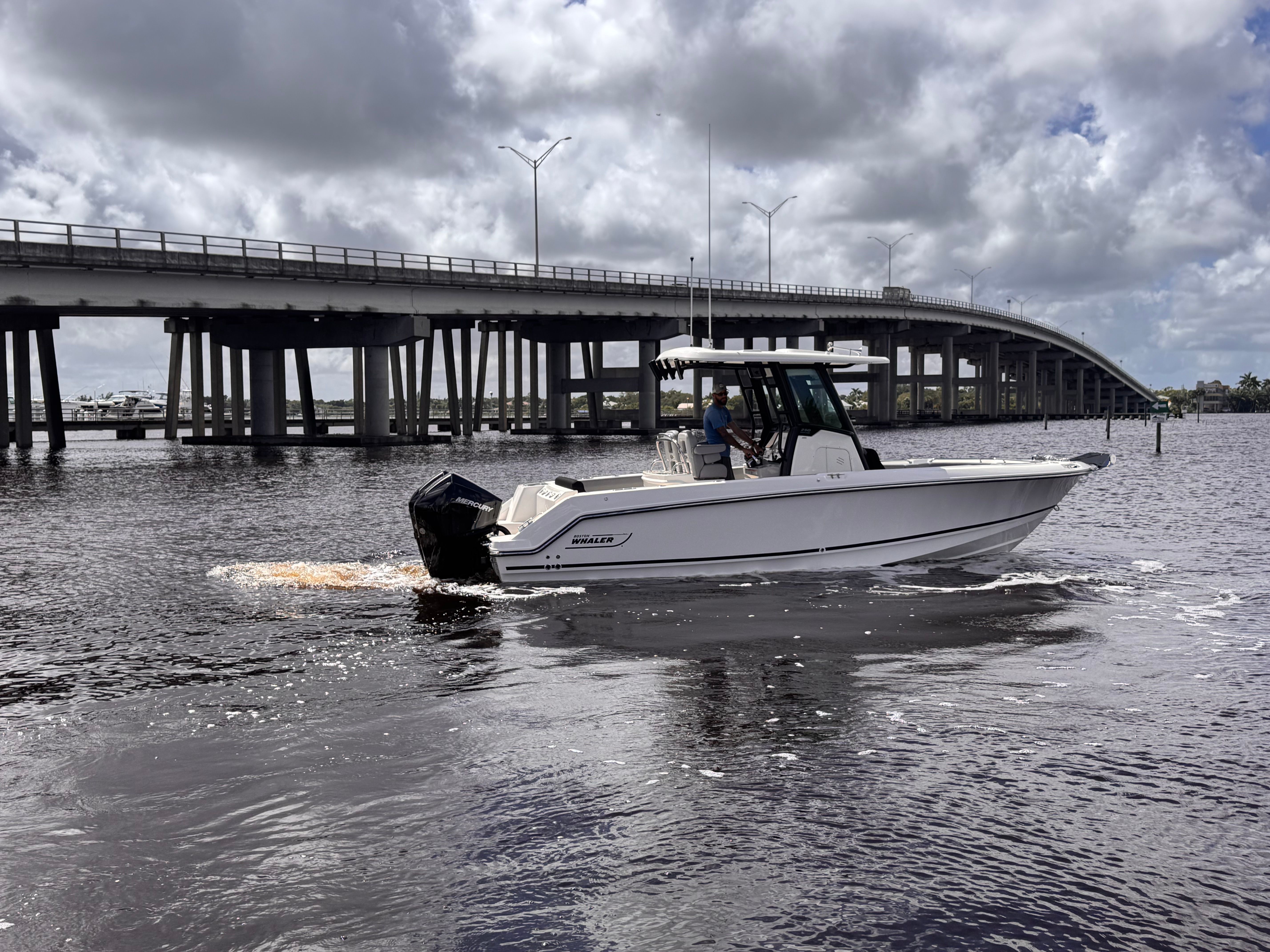 2025 Boston Whaler 250 Outrage Image Thumbnail #0