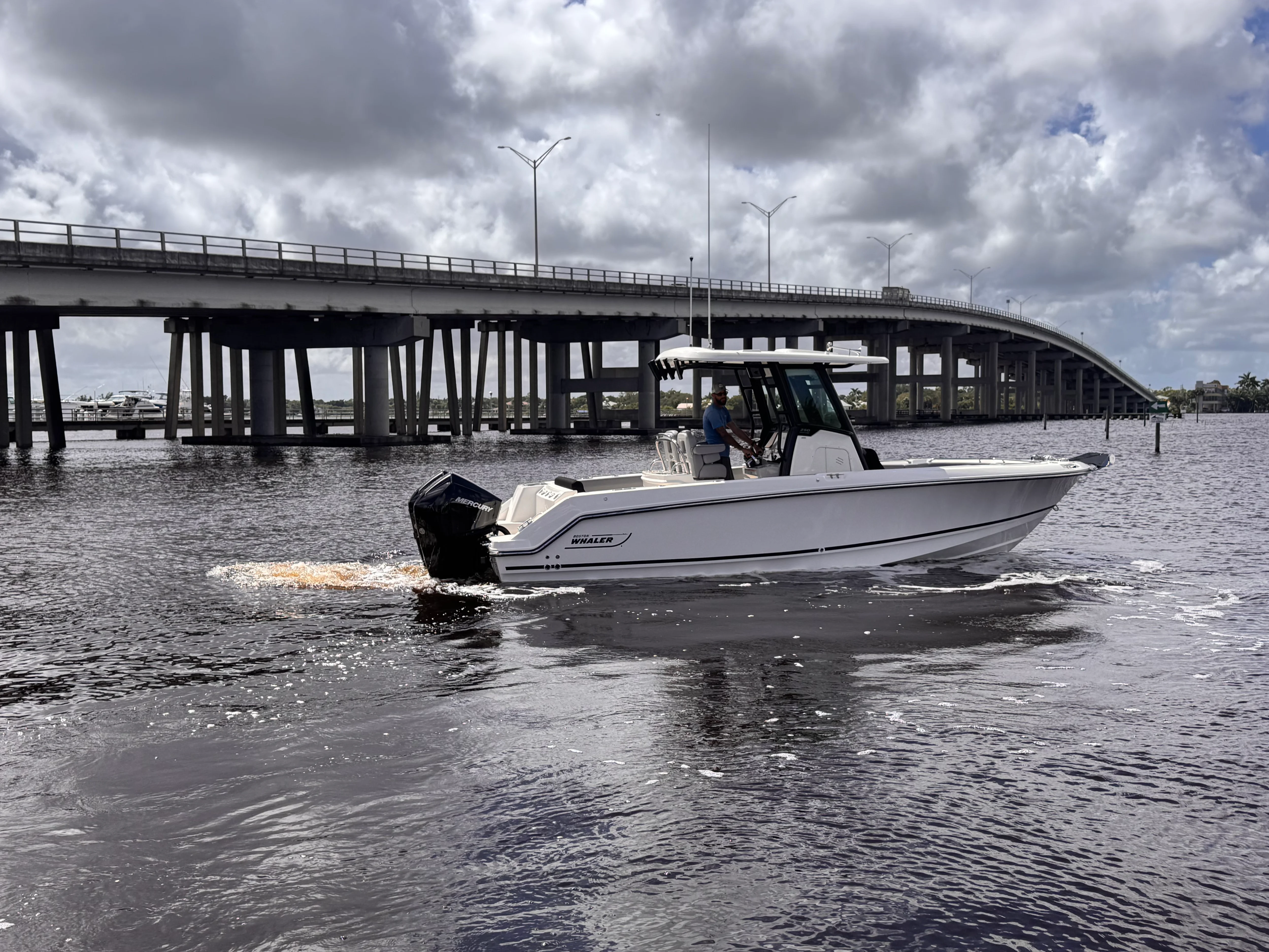 2025 Boston Whaler 250 Outrage Image Thumbnail #0
