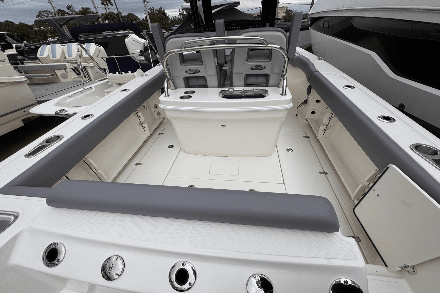 2025 Boston Whaler 250 Outrage Image Thumbnail #9