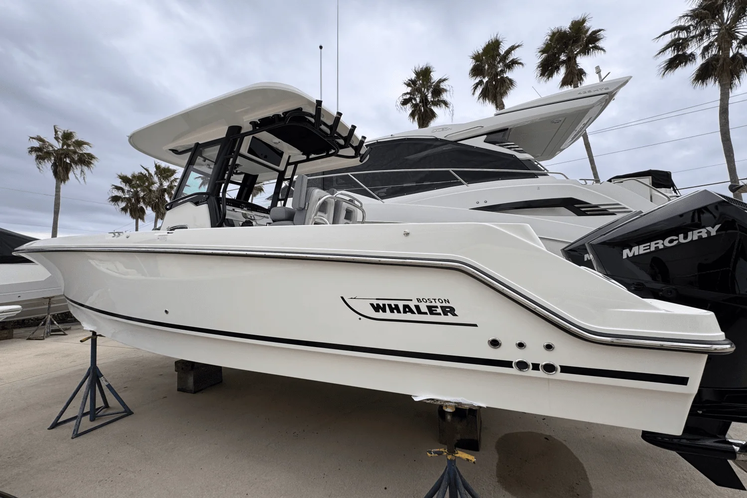 2025 Boston Whaler 250 Outrage Image Thumbnail #4