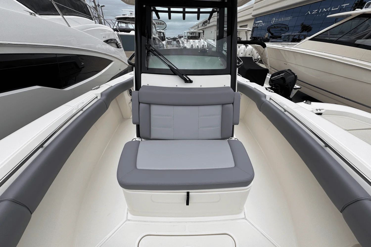 2025 Boston Whaler 250 Outrage Image Thumbnail #16