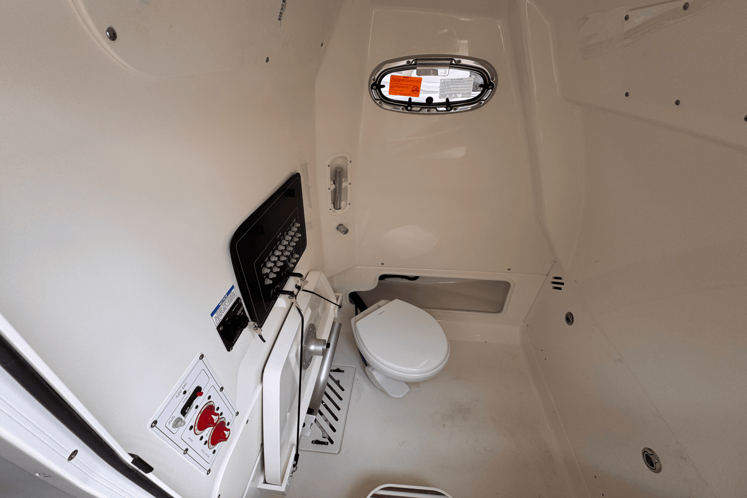 2025 Boston Whaler 250 Outrage Image Thumbnail #18