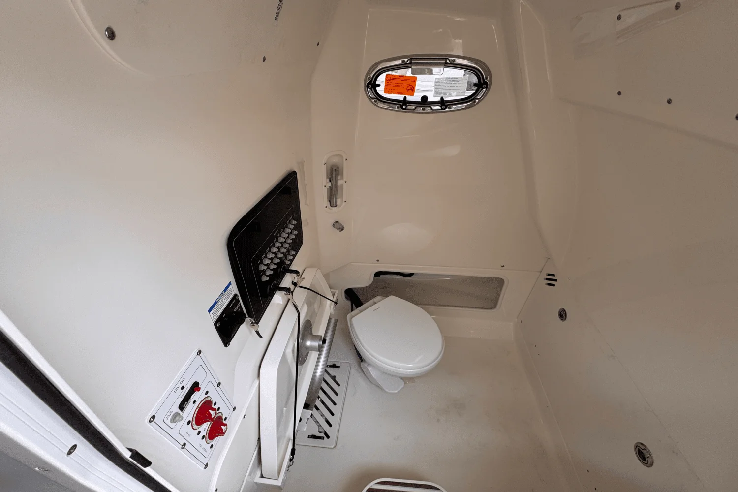 2025 Boston Whaler 250 Outrage Image Thumbnail #18