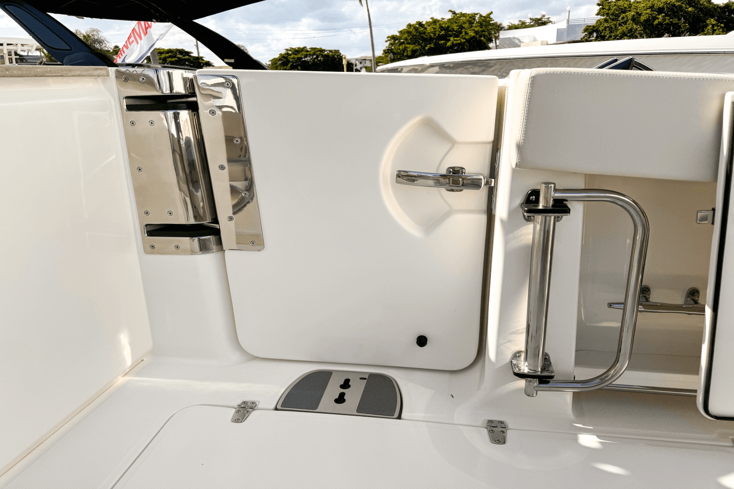 2025 Boston Whaler 320 Vantage Image Thumbnail #20