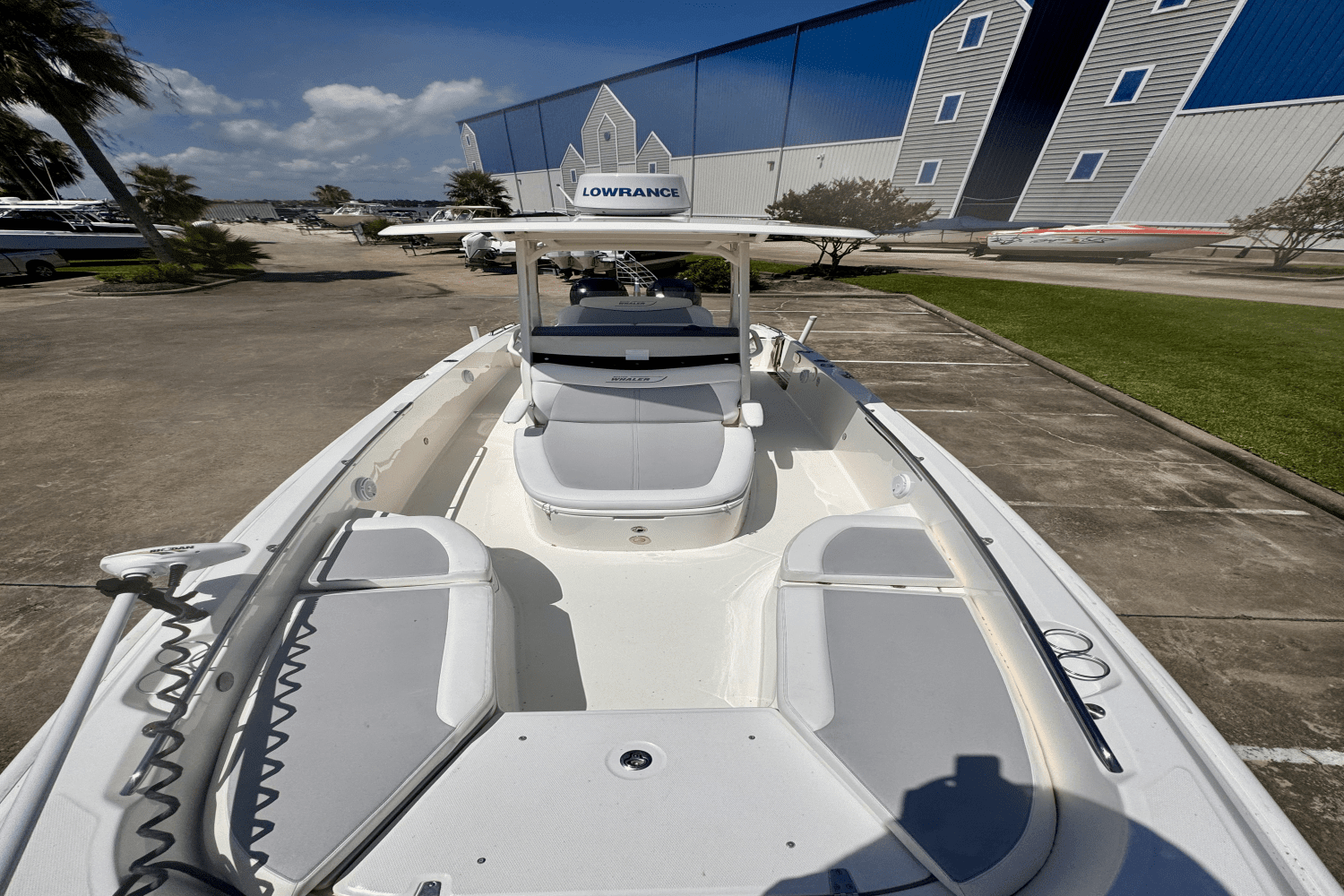 Thumbnail 4 for 2015 Boston Whaler 270 Dauntless