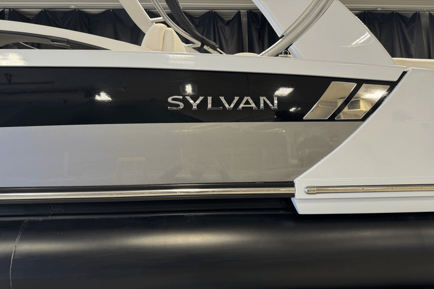 2019 Sylvan M5 LZ DC Image Thumbnail #4